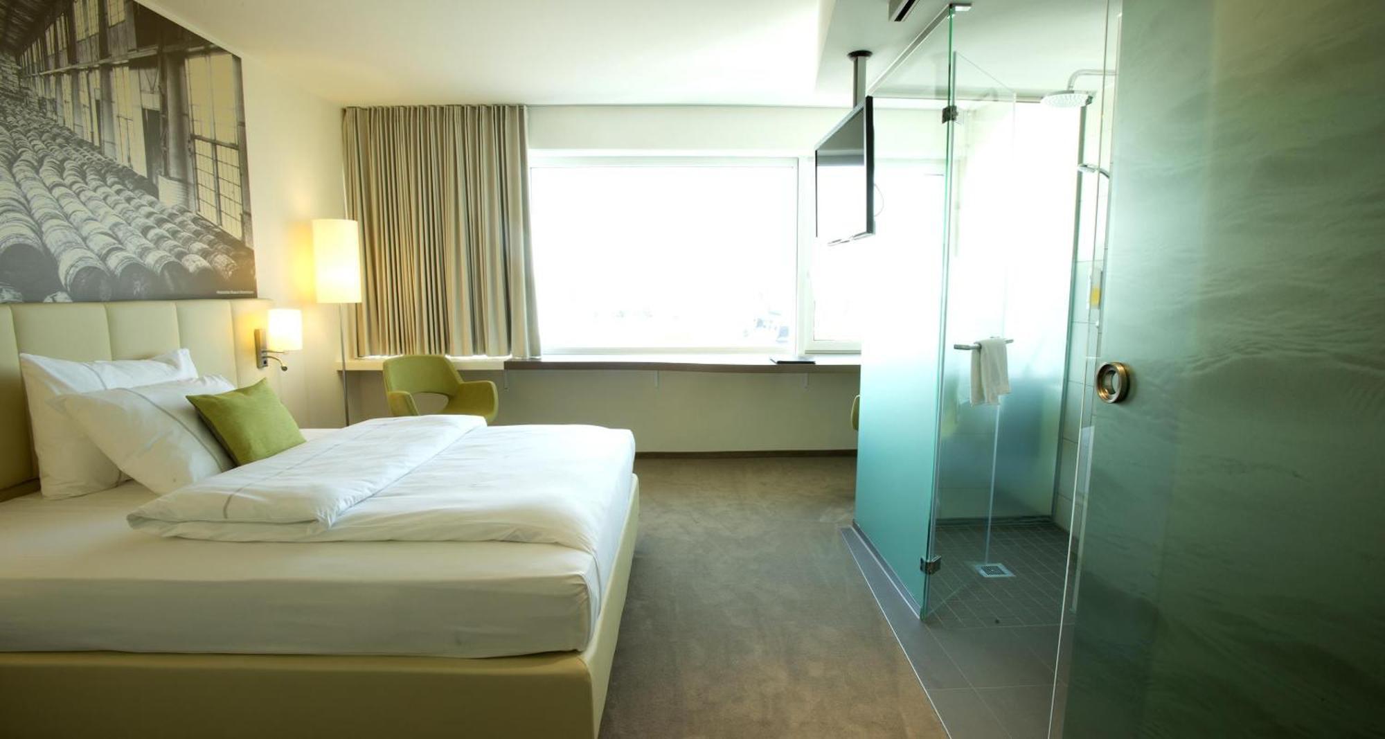 Queen Room One Queen Bed