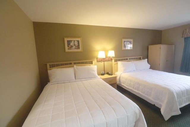 Deluxe Queen Room Two Queen Beds Bath