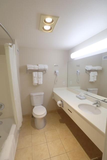 Deluxe Queen Room Two Queen Beds Bath