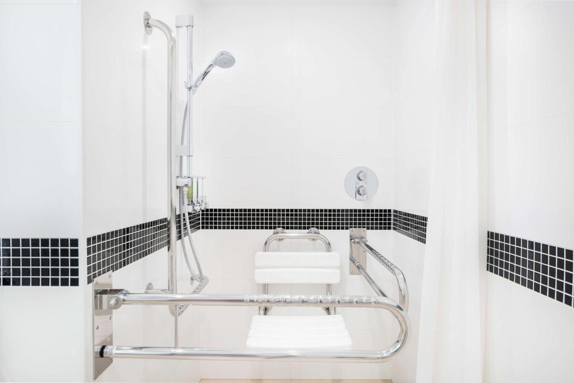 Queen Room Accessible
