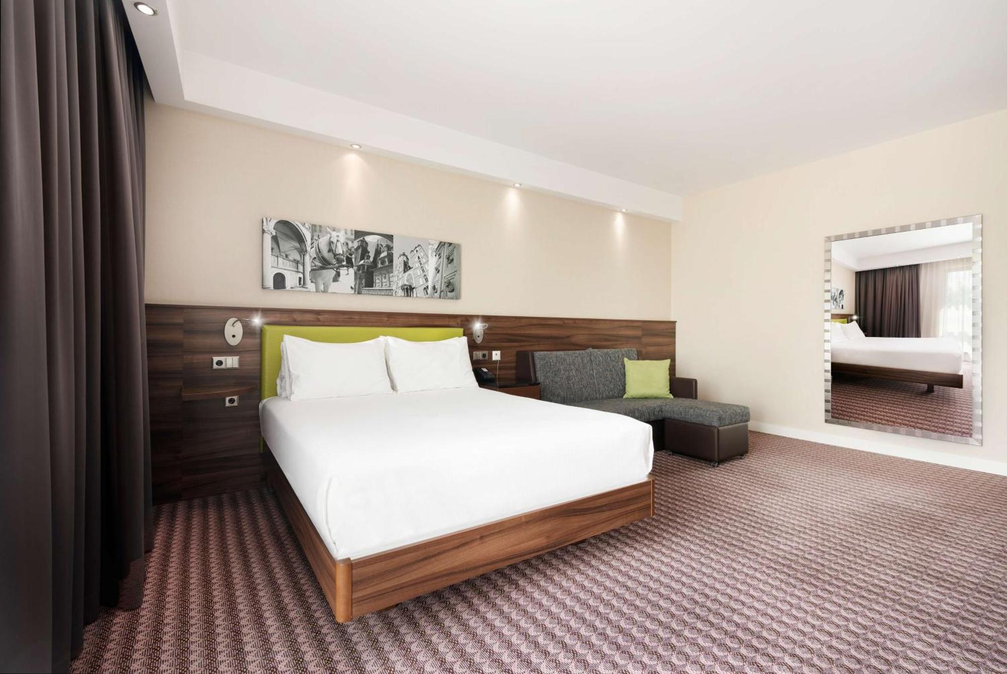 Queen Room Accessible
