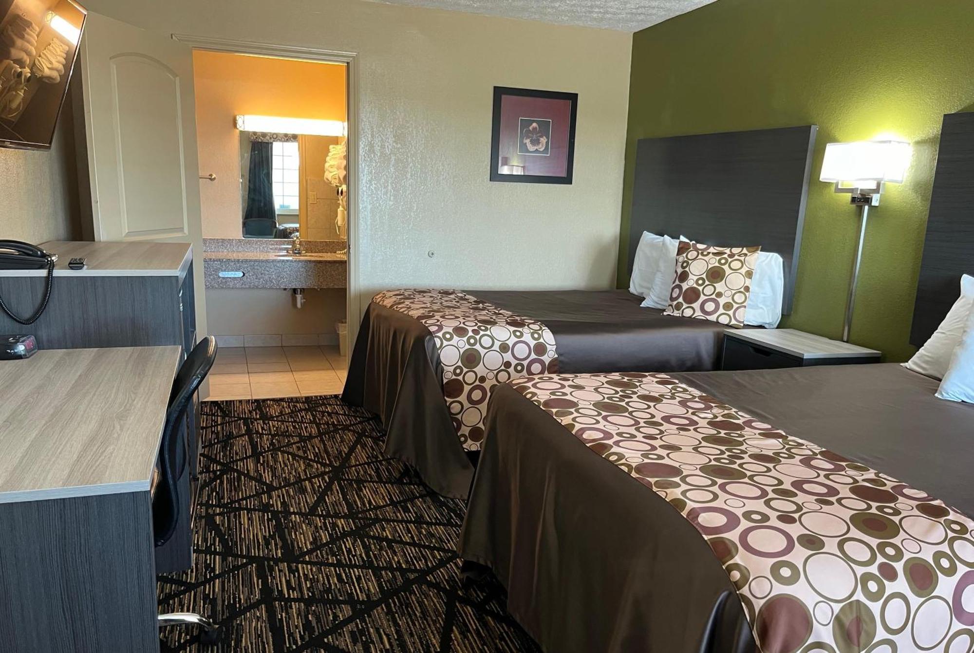 Queen Room Two Queen Beds Smoking