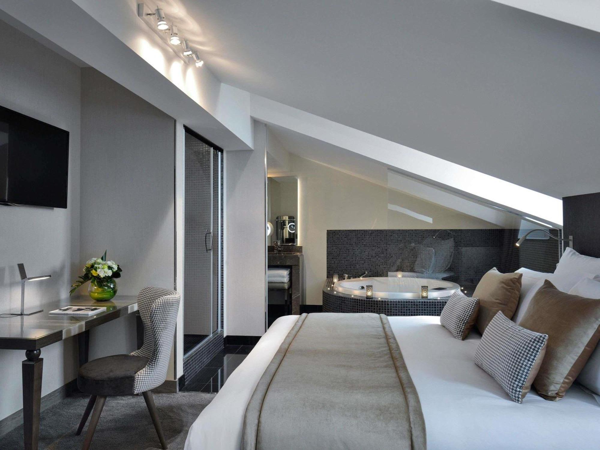 Superior Double Room Bathtub