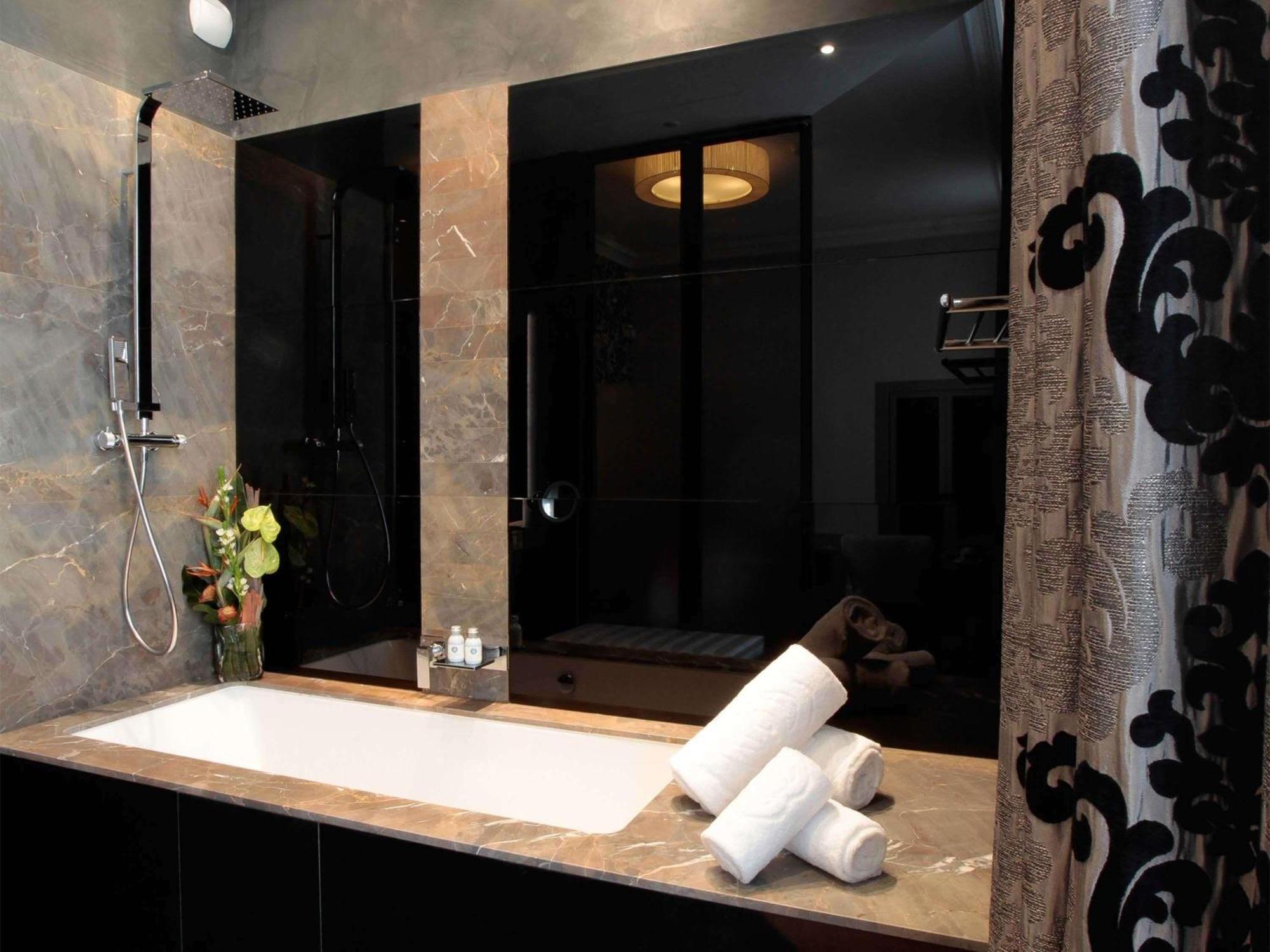 Superior Double Room Bathtub