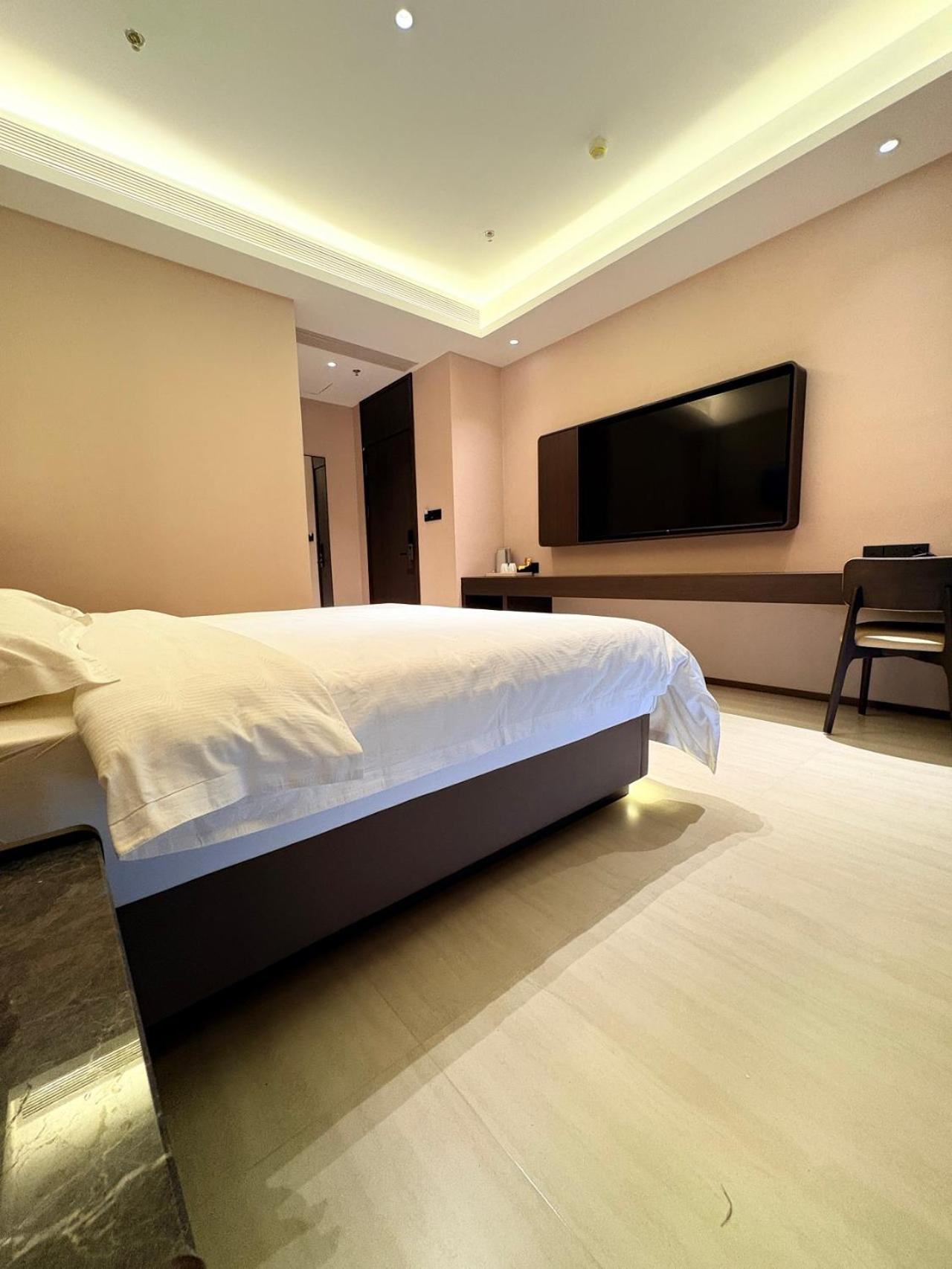 Elegant Garden View King Room Balcony & Floor-to-Ceiling Windows