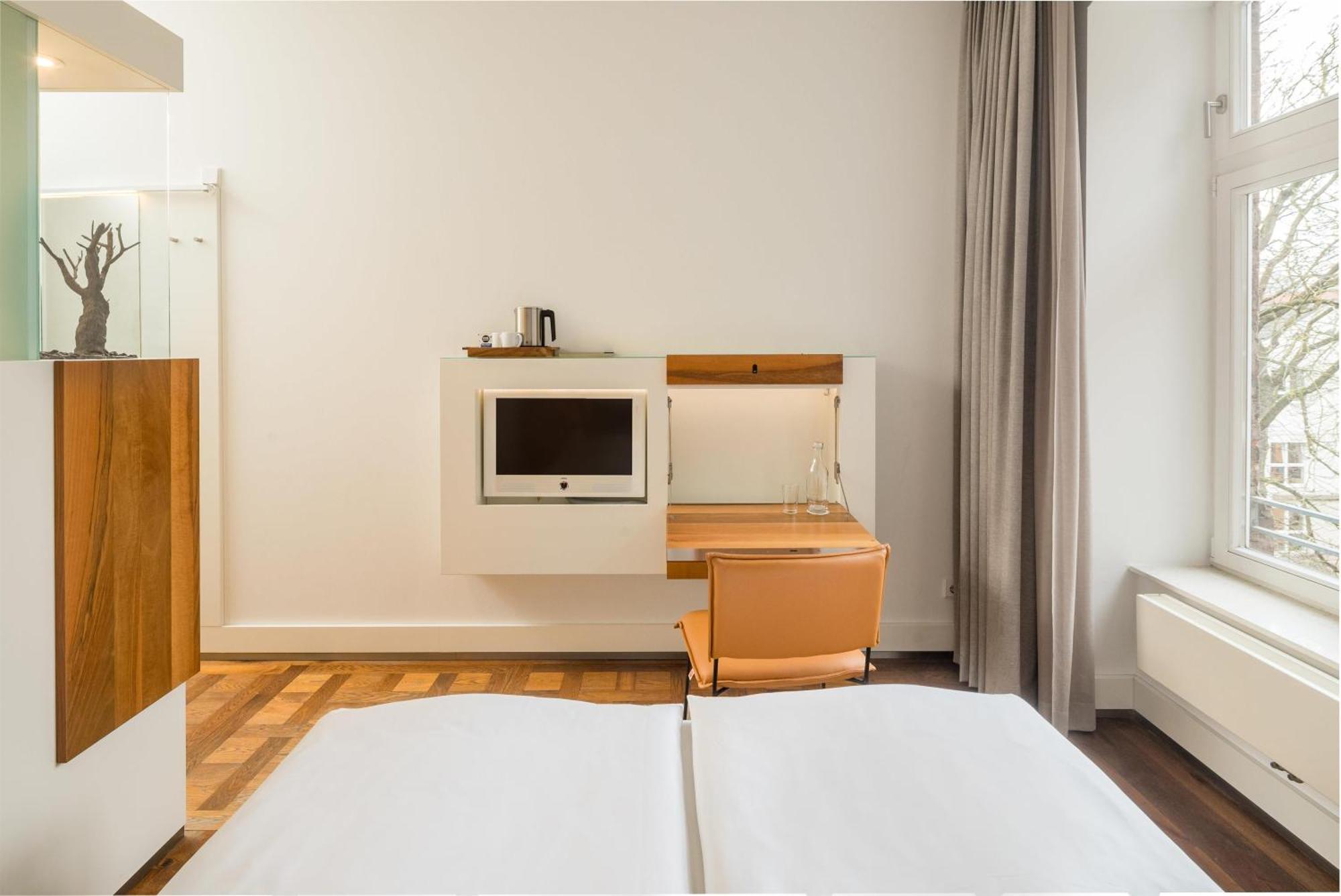 Standard Queen Room Shower Convertible Twin Beds