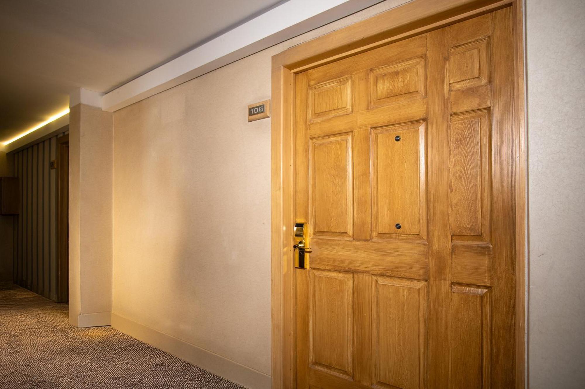 Queen Room Mobility Access or Non-Smoking