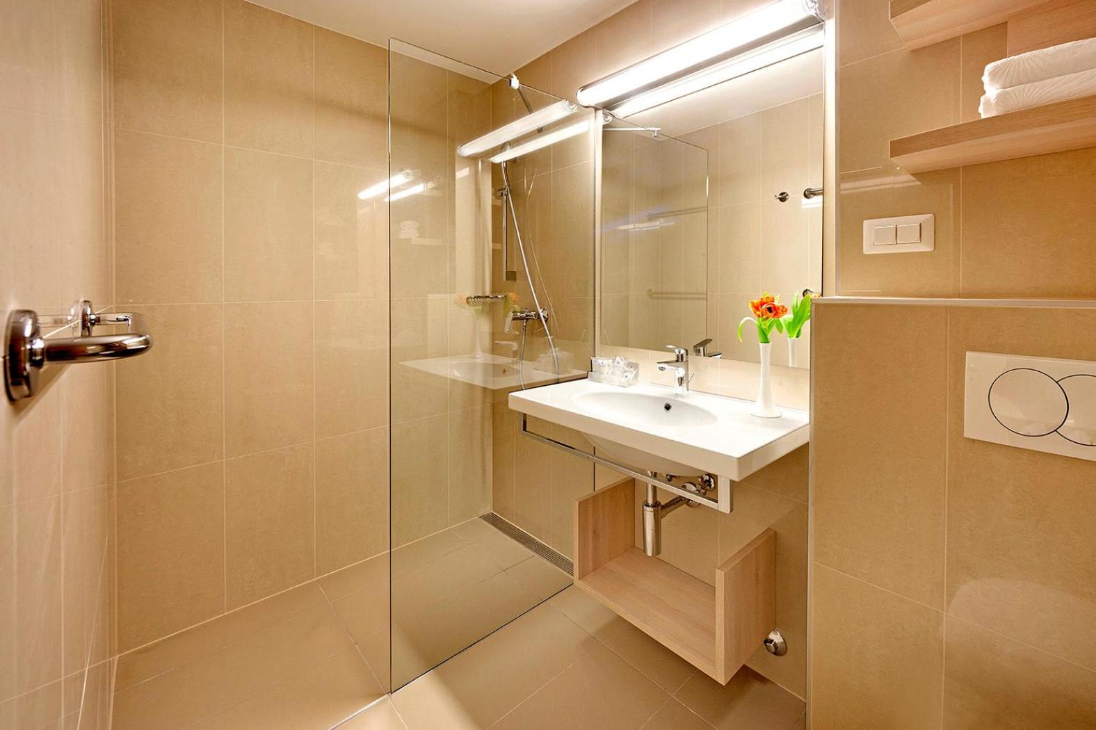 Room 2 Hotel