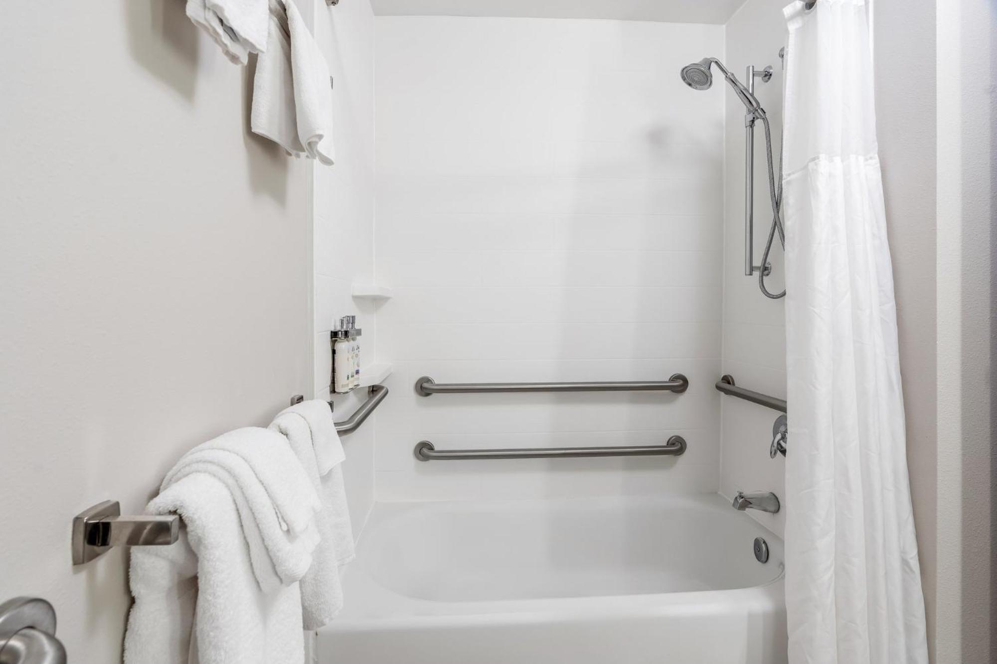 Queen Room Two Queen Beds Hearing Accessible or Non-Smoking