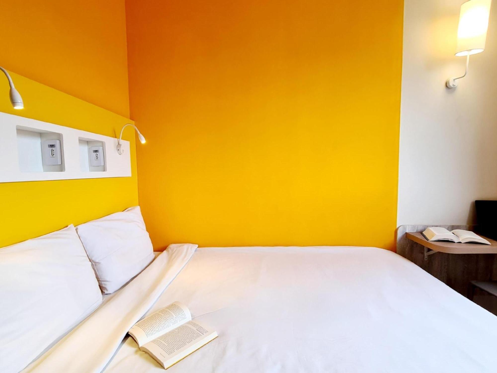 Quarto Econômico com cama casal e vista lateral cidade