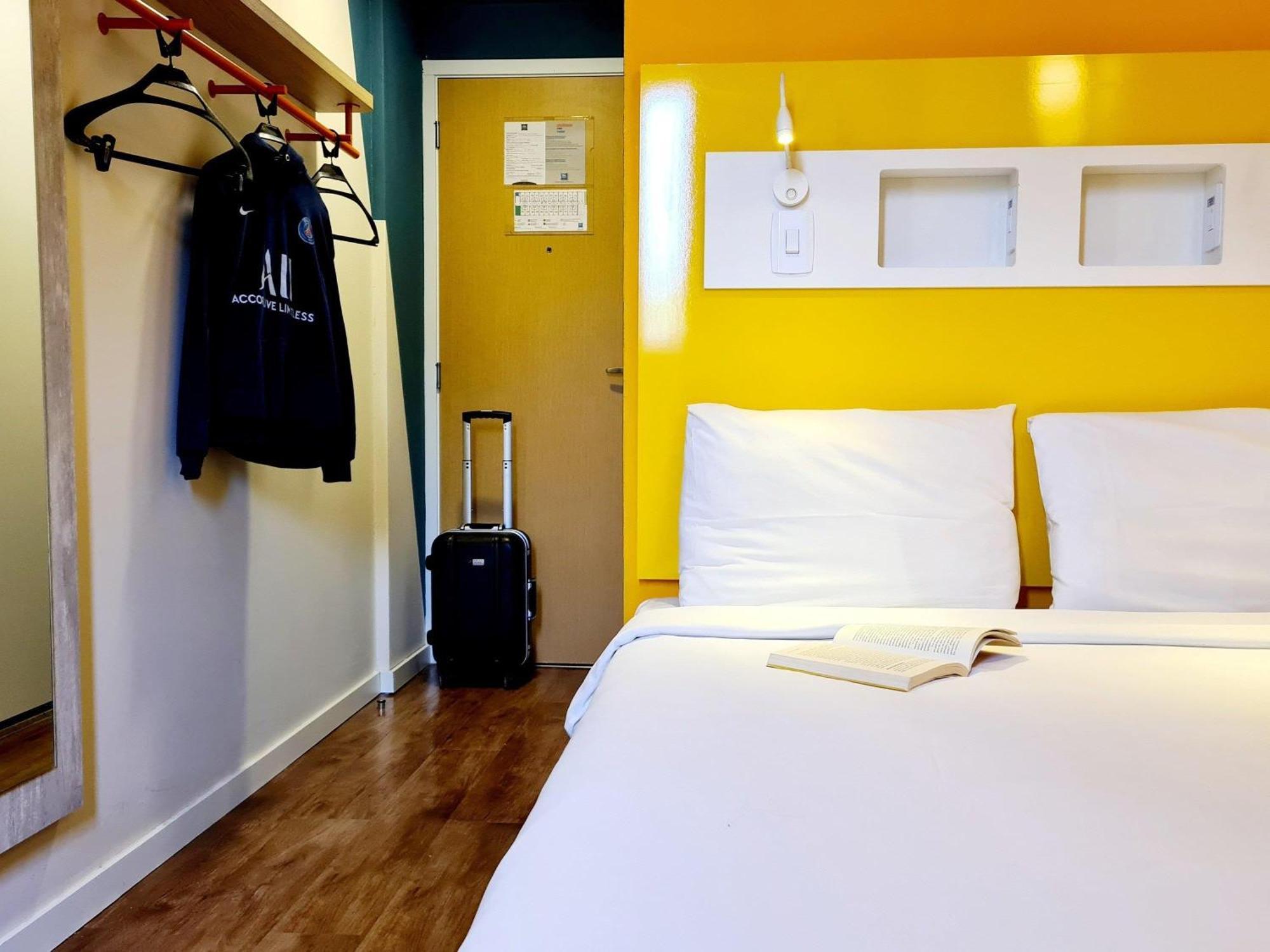 Quarto Econômico com cama casal e vista lateral cidade