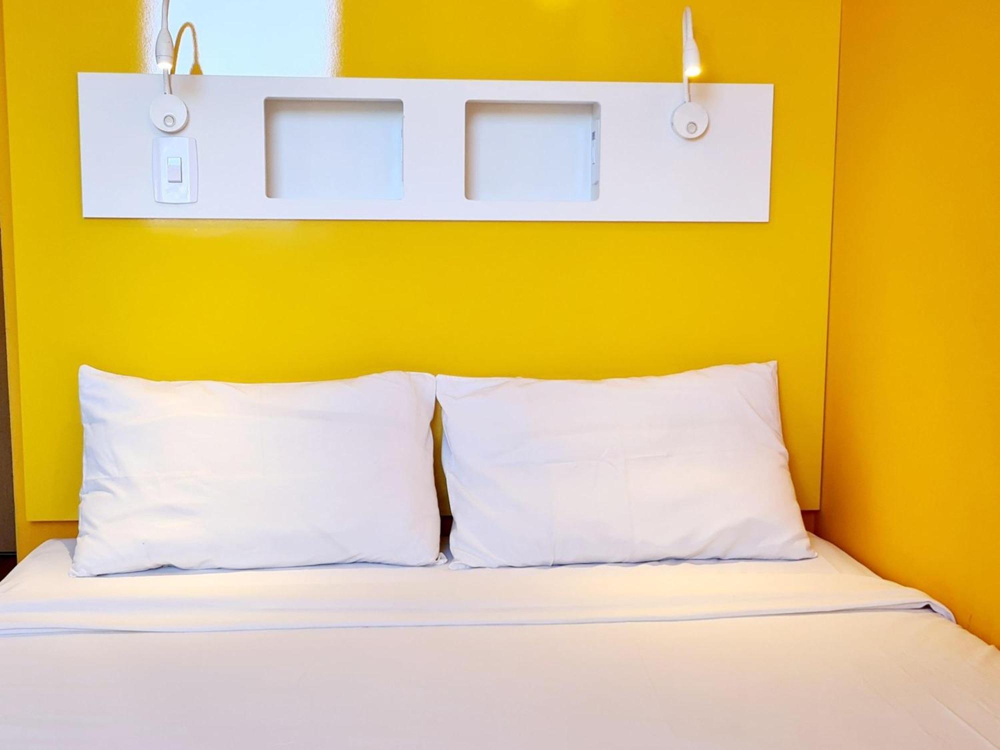 Quarto Econômico com cama casal e vista lateral cidade