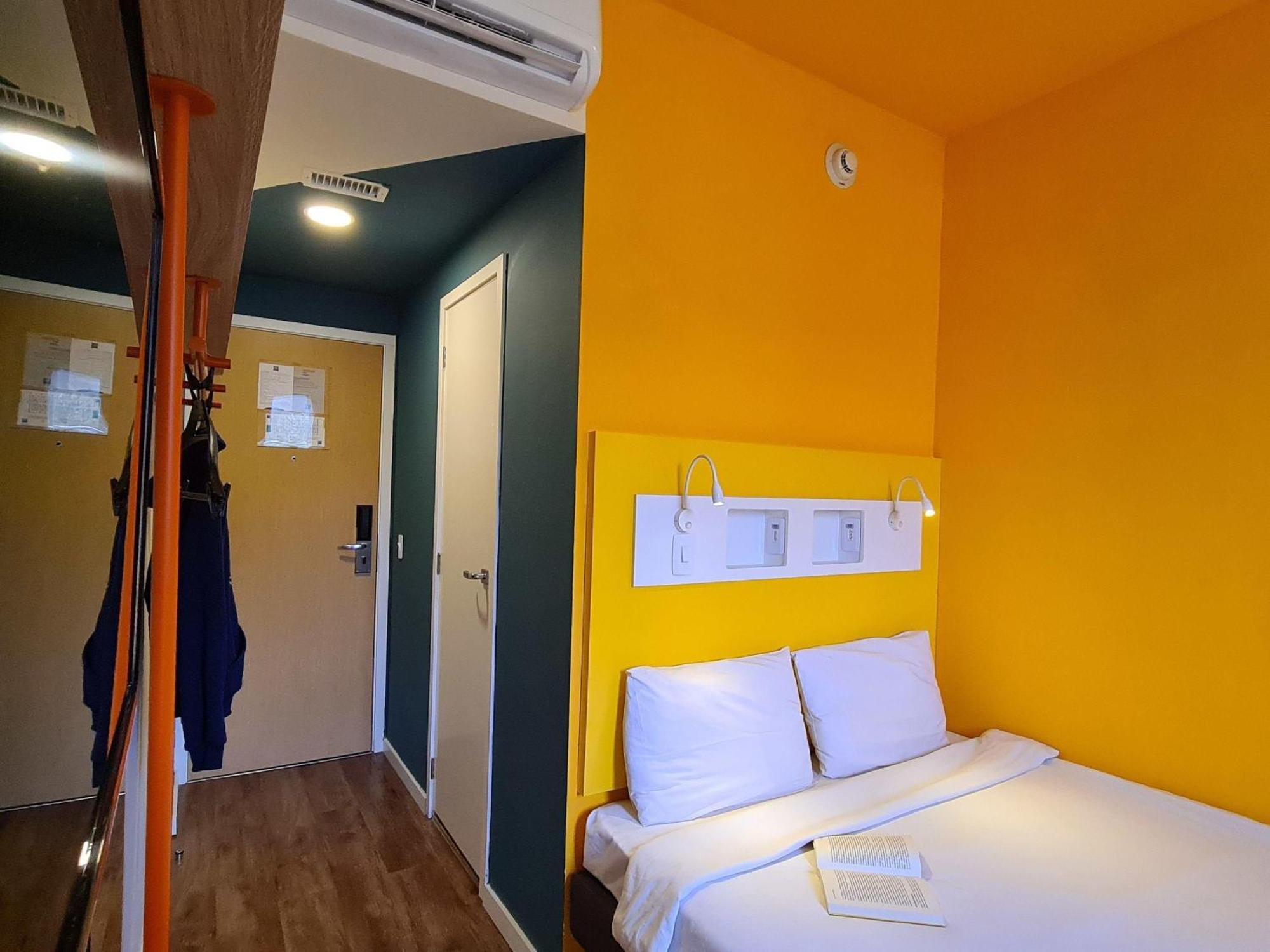 Quarto Econômico com cama casal e vista lateral cidade
