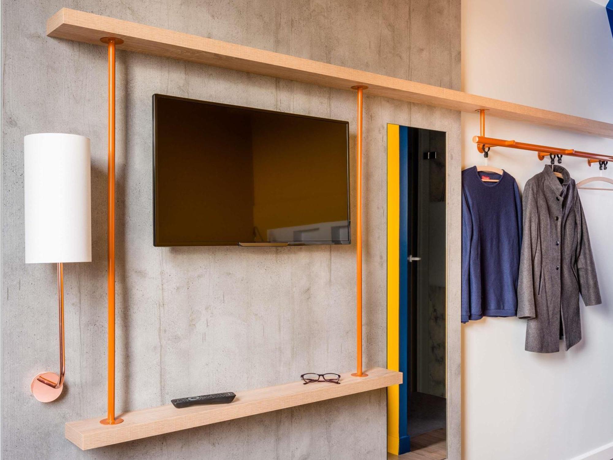 Quarto Econômico com cama casal e vista lateral cidade