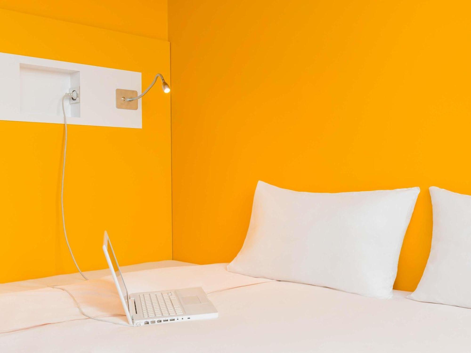 Quarto Econômico com cama casal e vista lateral cidade