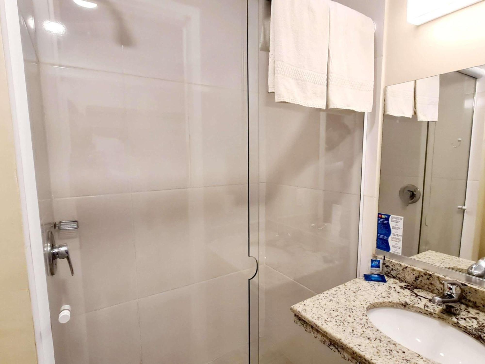 Quarto Econômico com cama casal e vista lateral cidade