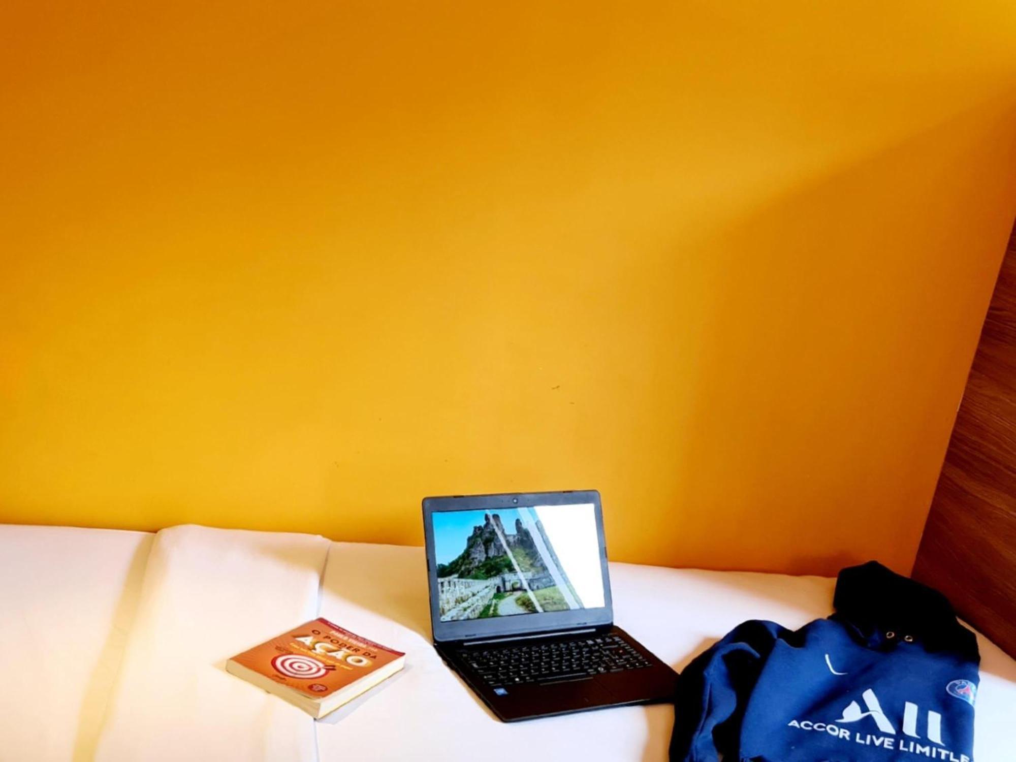 Quarto Econômico com 2 camas de solteiro e vista  lateral cidade