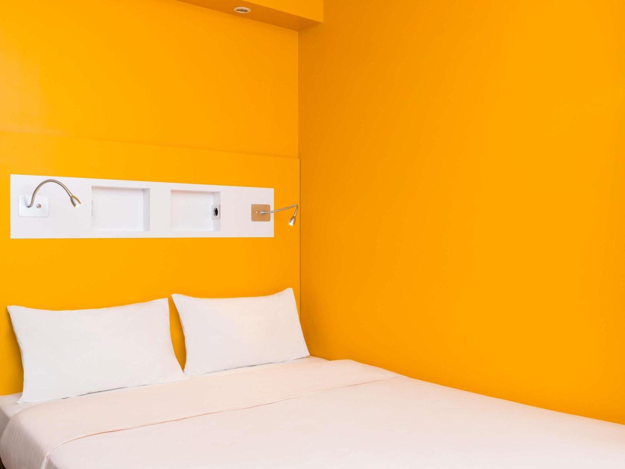 Quarto Econômico com cama casal e vista lateral cidade