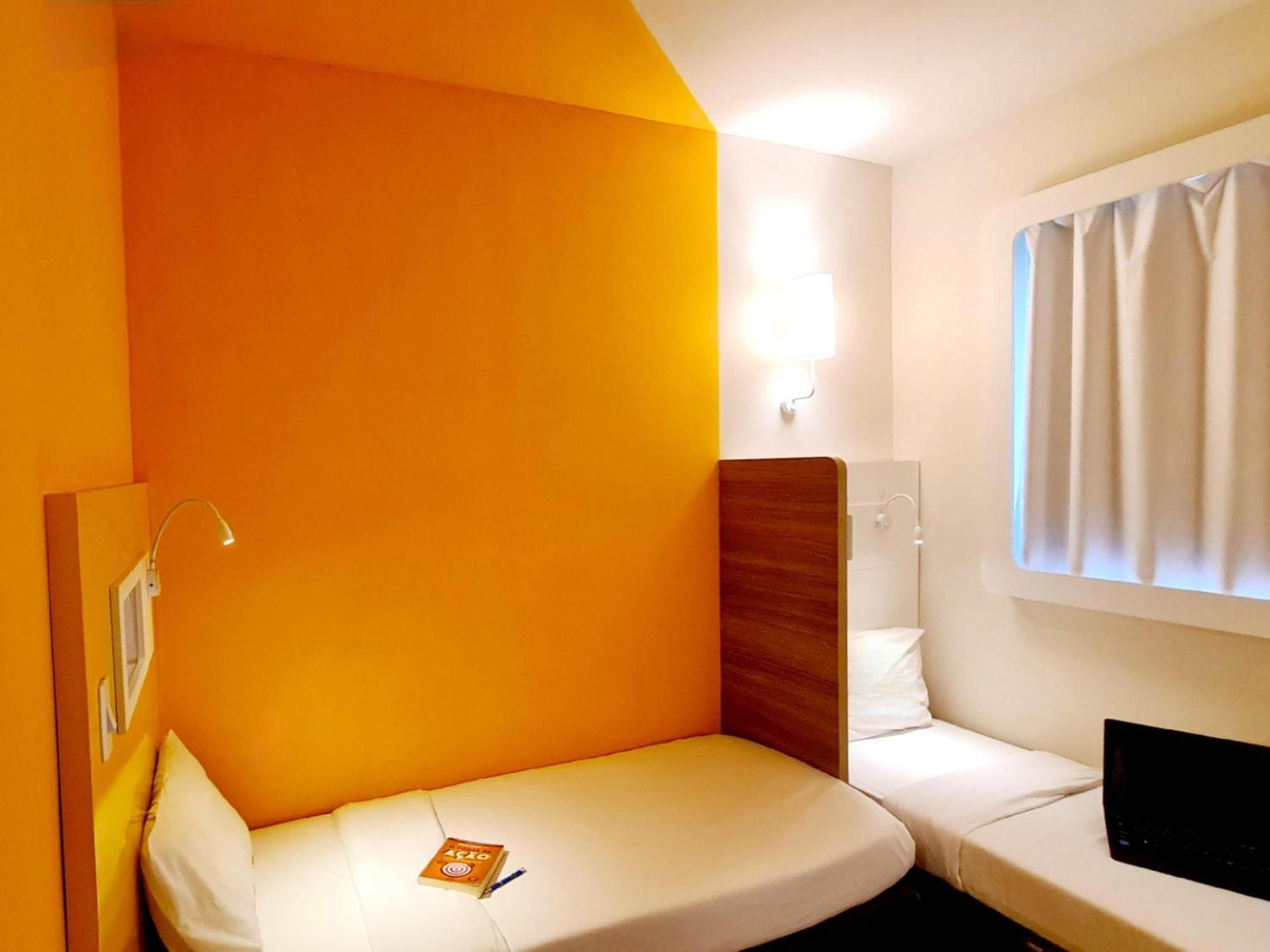 Quarto Econômico com 2 camas de solteiro e vista  lateral cidade