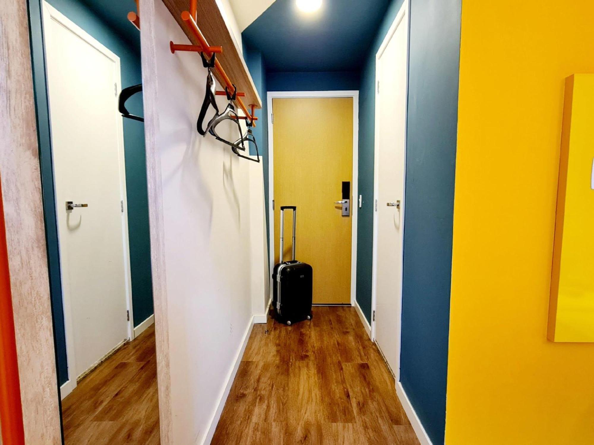 Quarto Econômico com 2 camas de solteiro e vista  lateral cidade