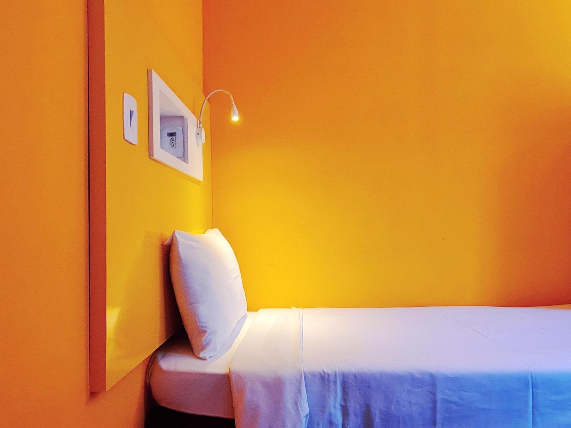 Quarto Econômico com 2 camas de solteiro e vista  lateral cidade