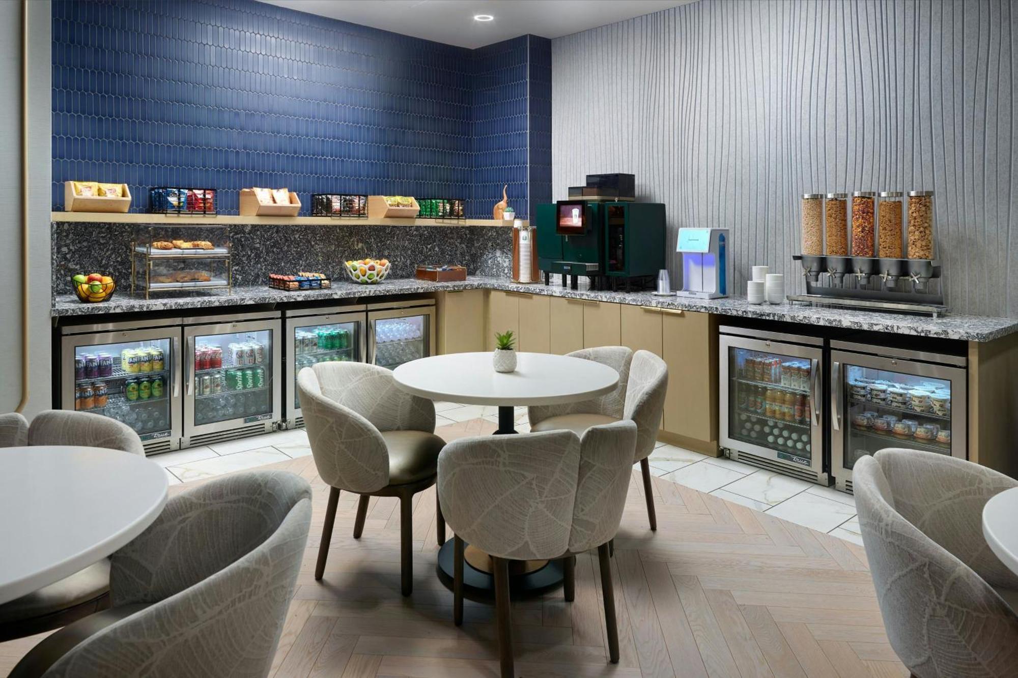 King Room Roll Shower High Floor or Club Lounge Access Mobility Hearing Accessible