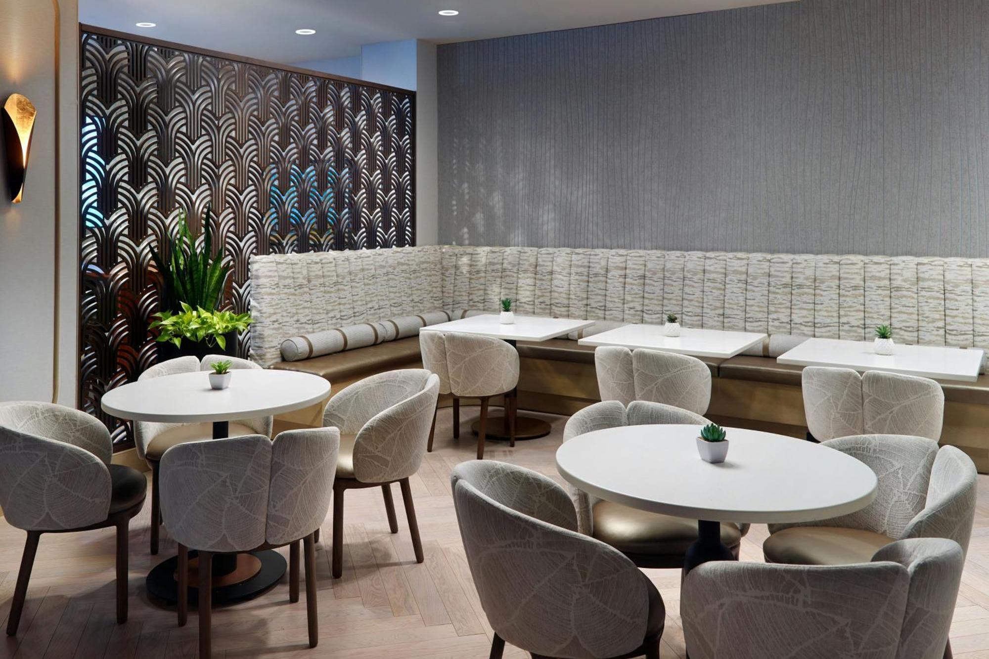 King Room Roll Shower High Floor or Club Lounge Access Mobility Hearing Accessible