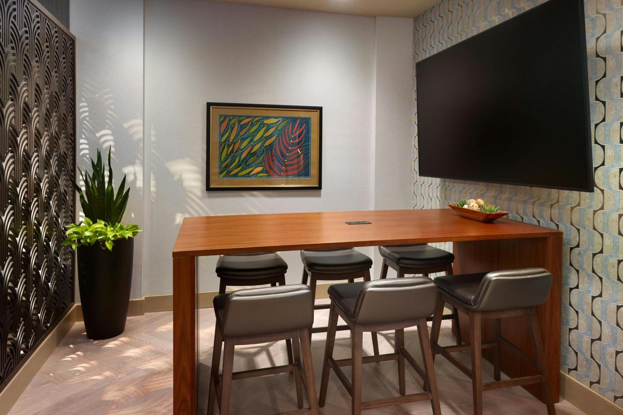 King Room Roll Shower High Floor or Club Lounge Access Mobility Hearing Accessible