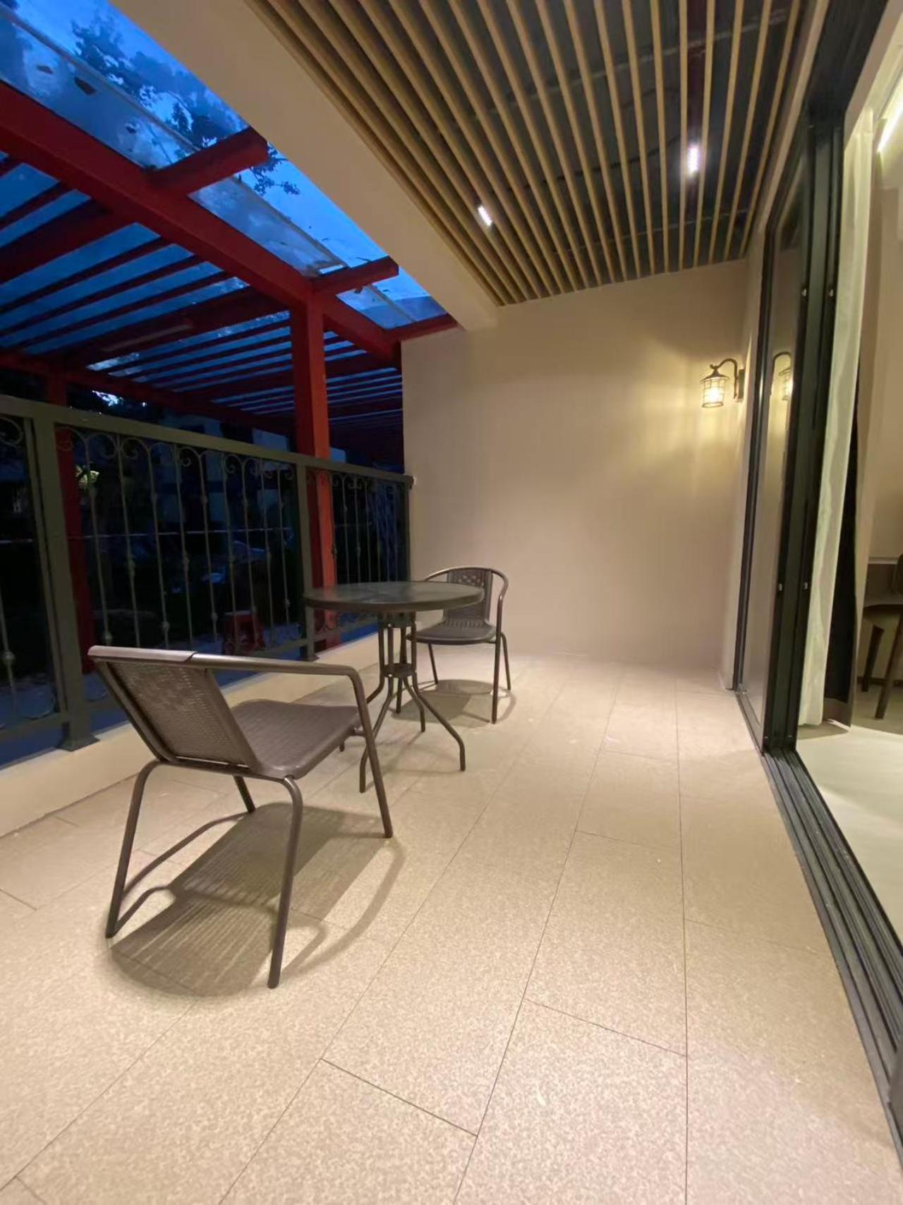 Elegant Garden View King Room Balcony & Floor-to-Ceiling Windows