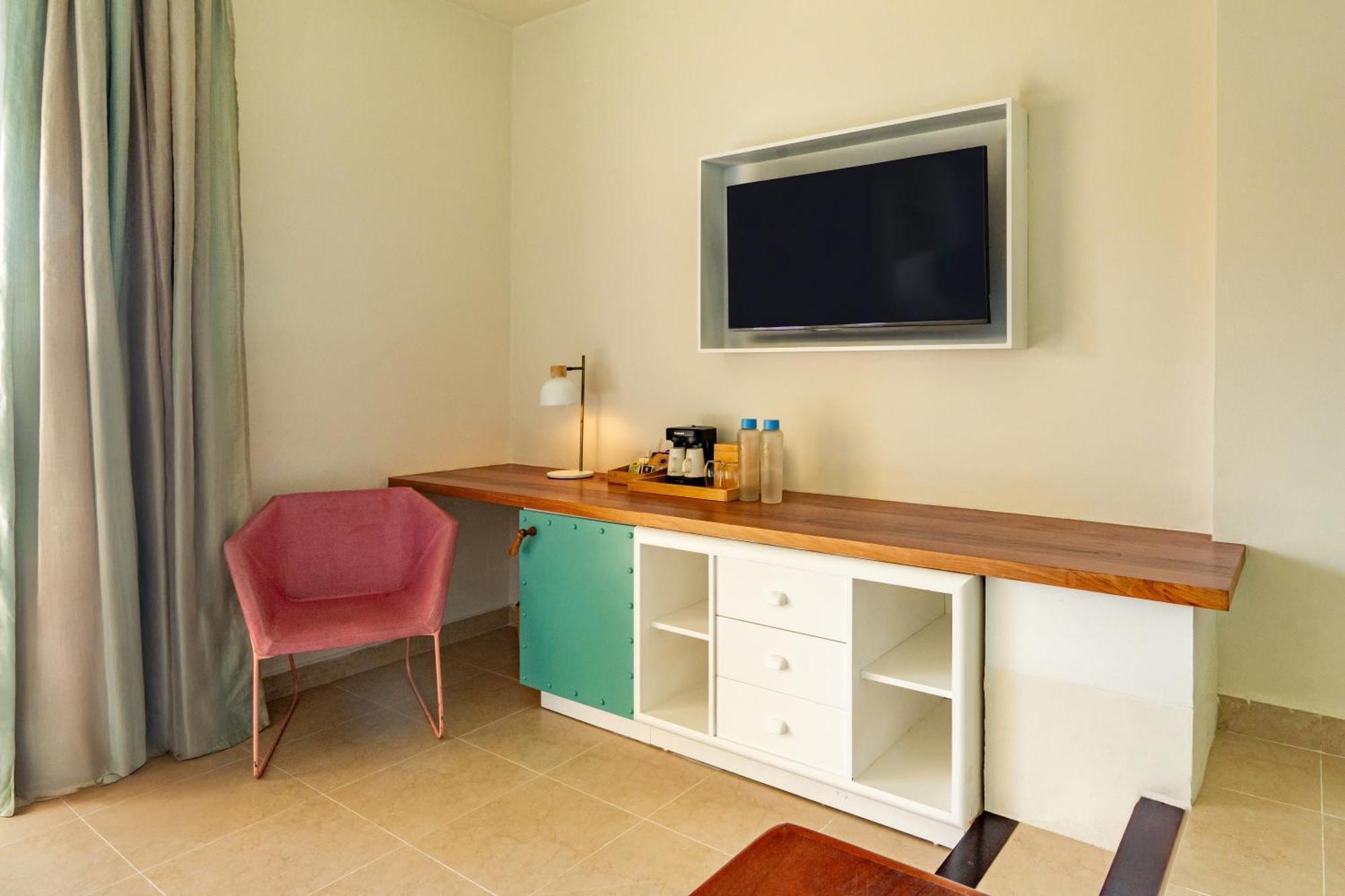 Junior Suite Pool Access