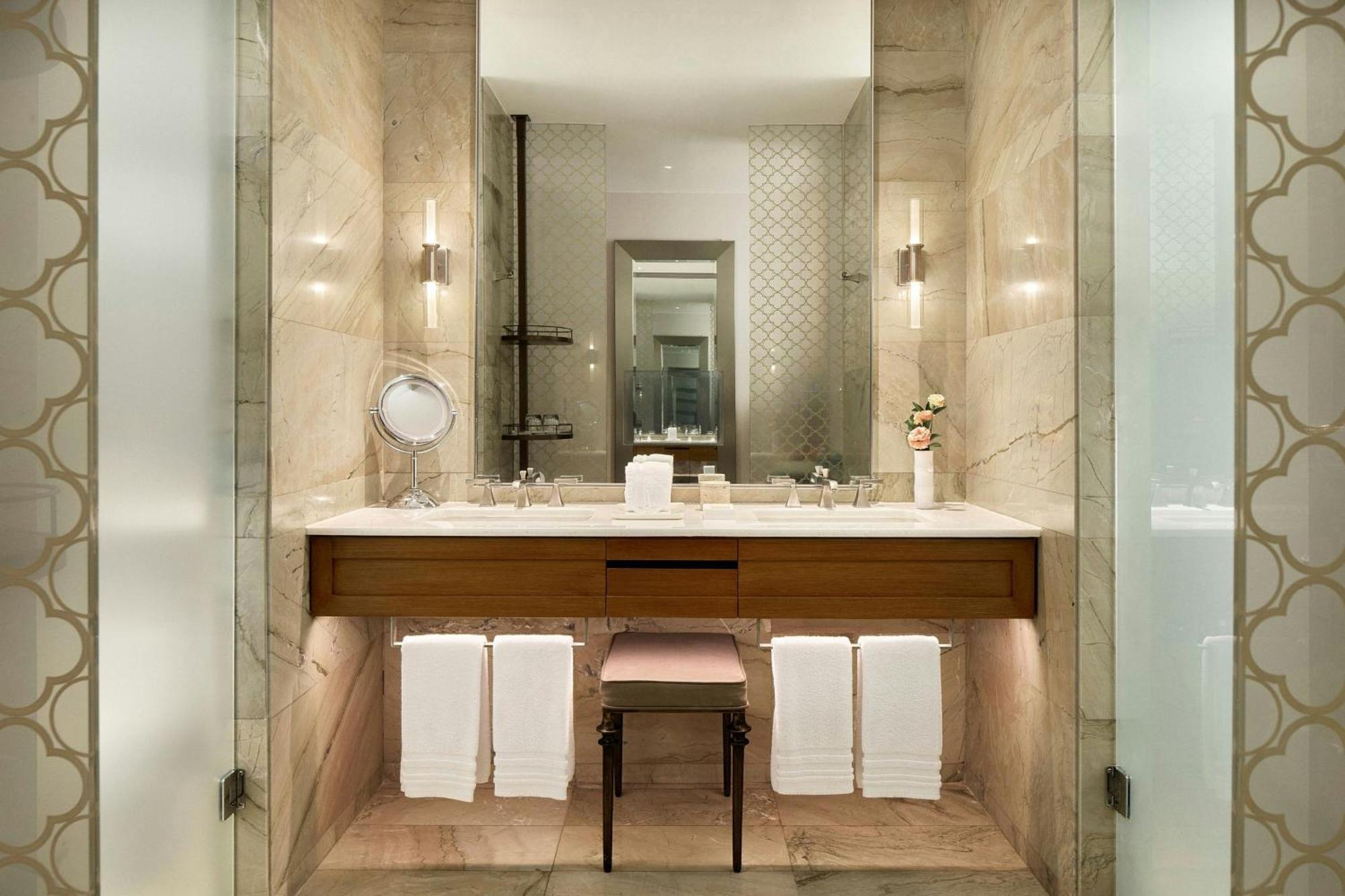 Deluxe Butler Service Guest room 1 King