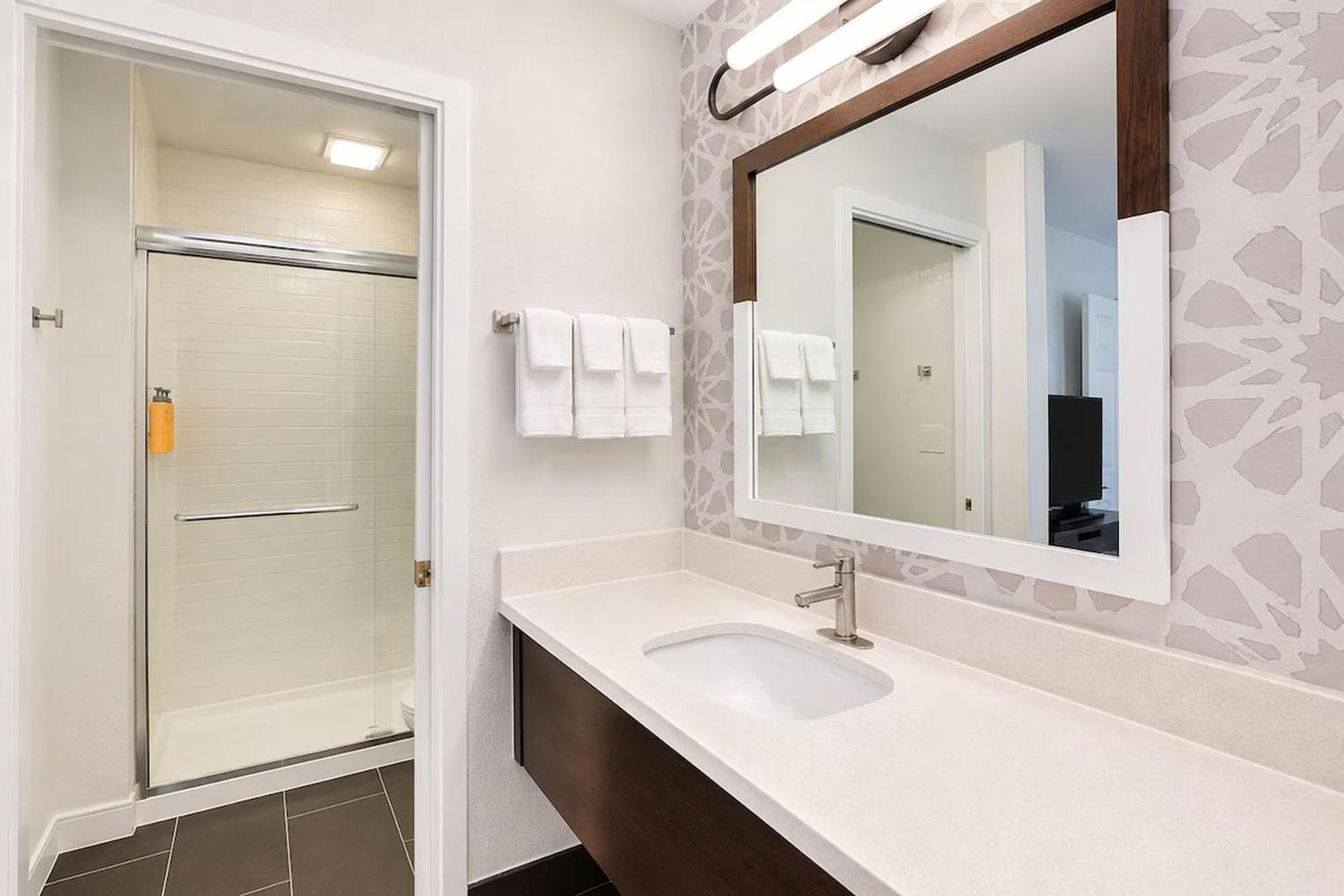One-Bedroom Queen Suite