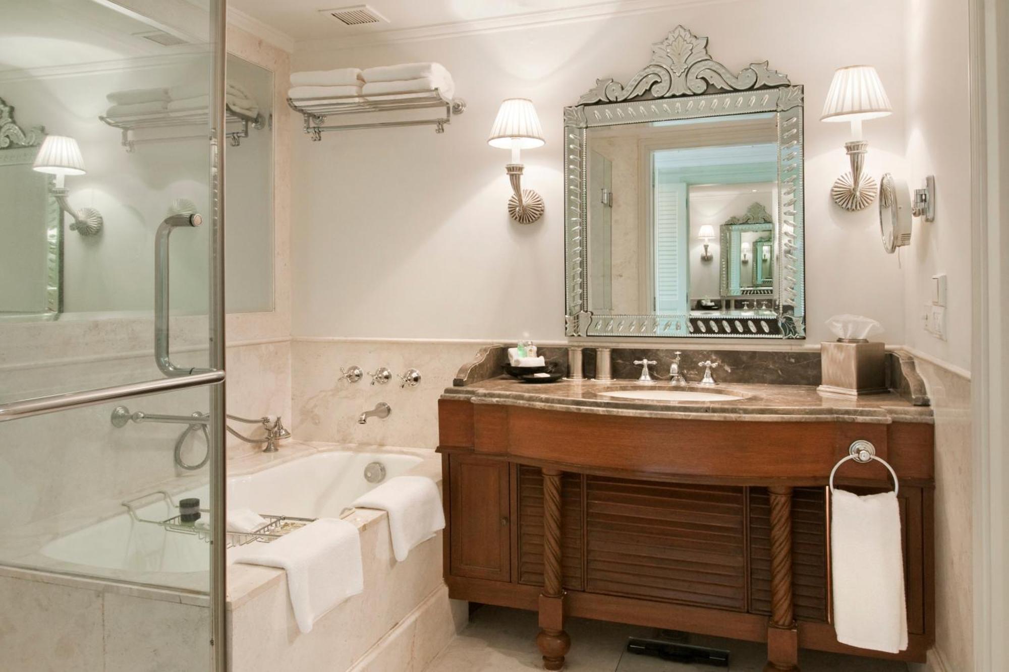 Executive King Room Access to Executive Lounge