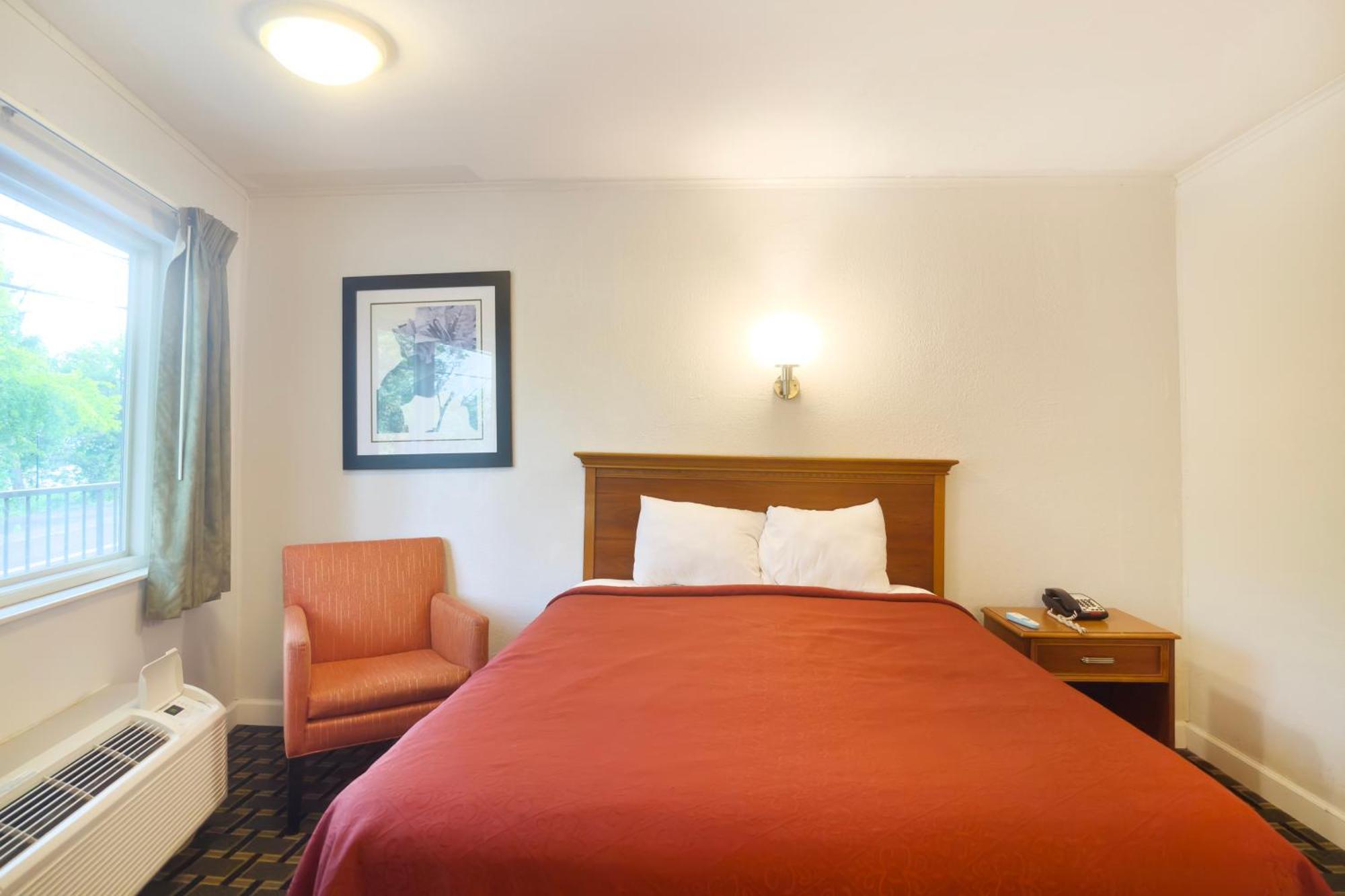 Queen Room River Front