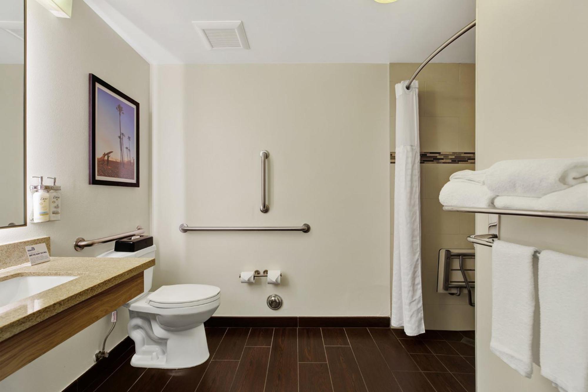 King Room Hearing Accessible Roll Shower Non-Smoking