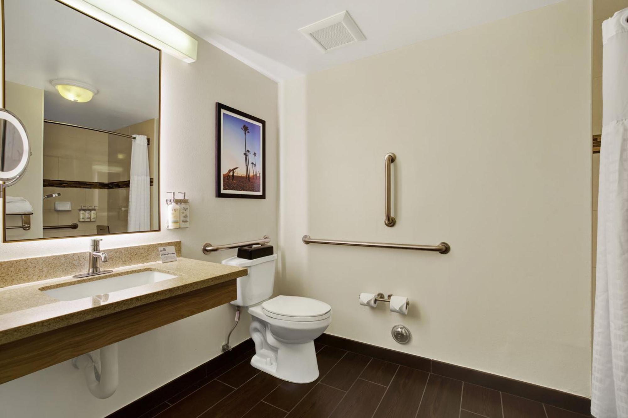 King Room Hearing Accessible Roll Shower Non-Smoking