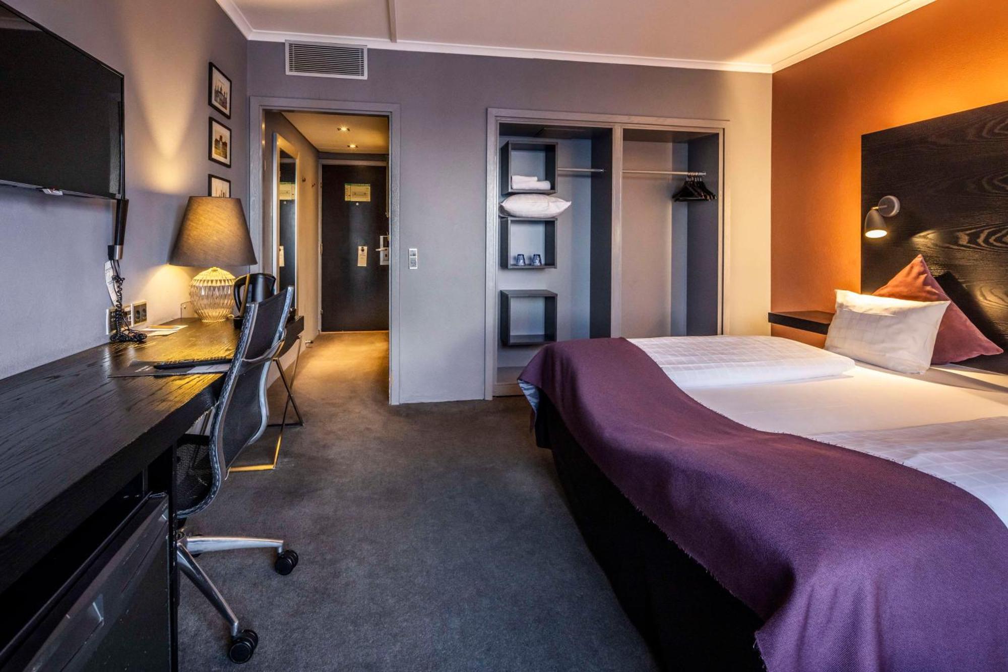 Standard Queen Room