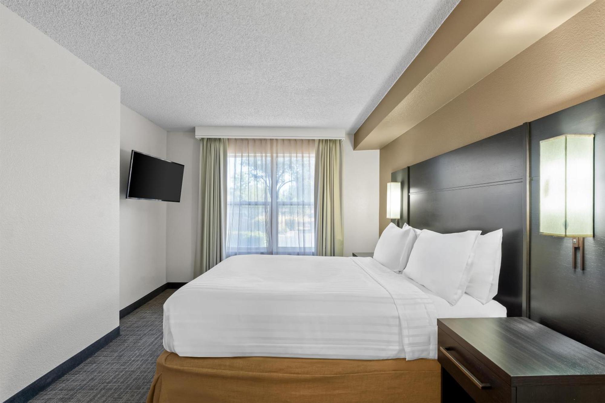 One Bedroom Suite Queen Hearing Accessible