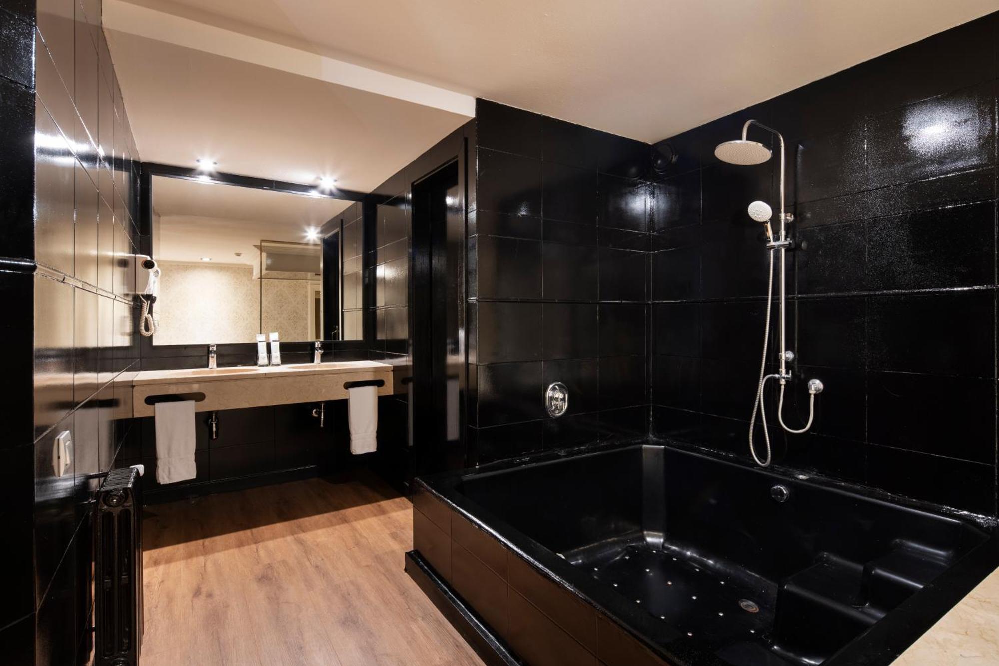 Deluxe Suite Spa Bath