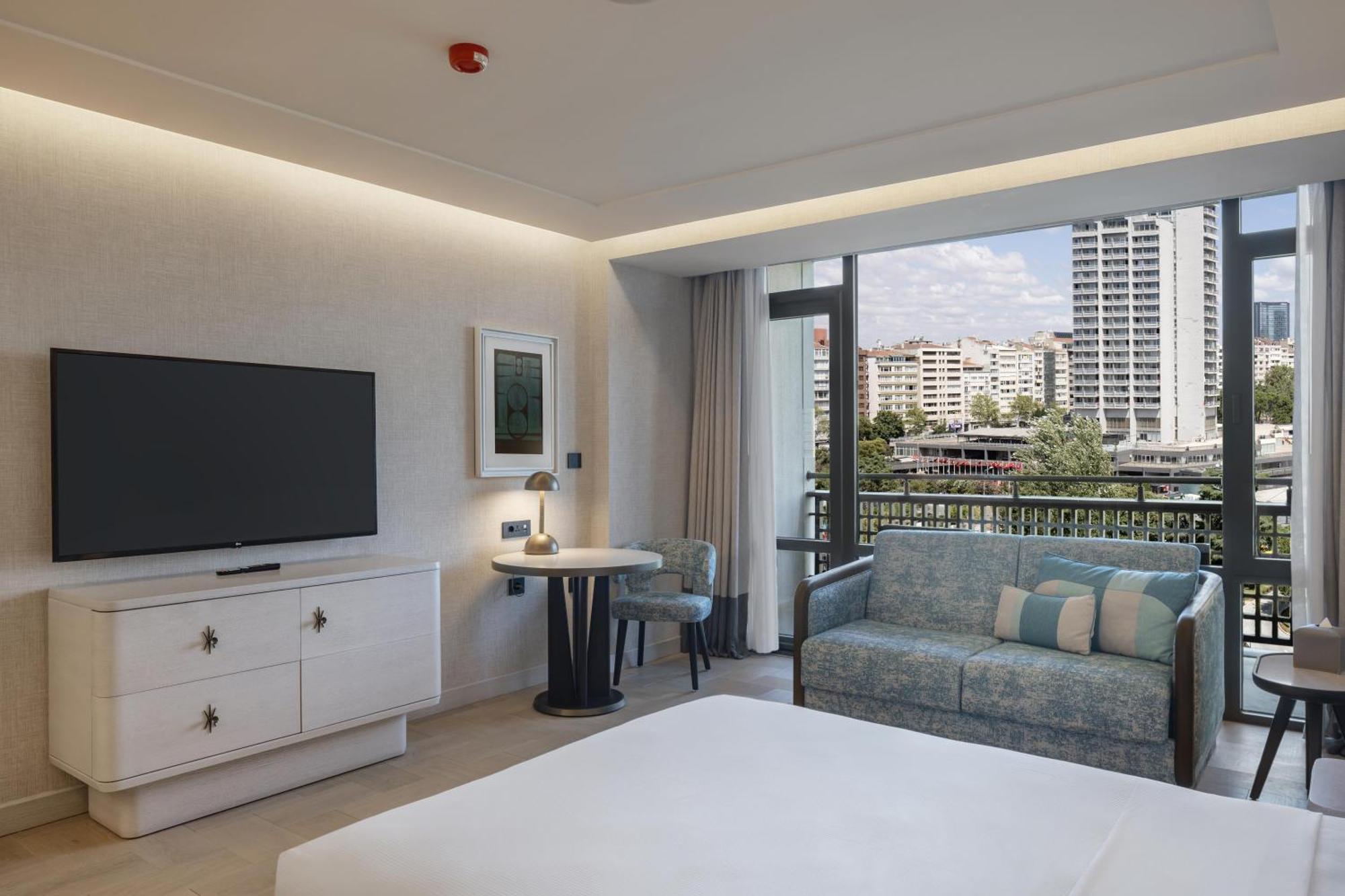 Queen Room Accessible