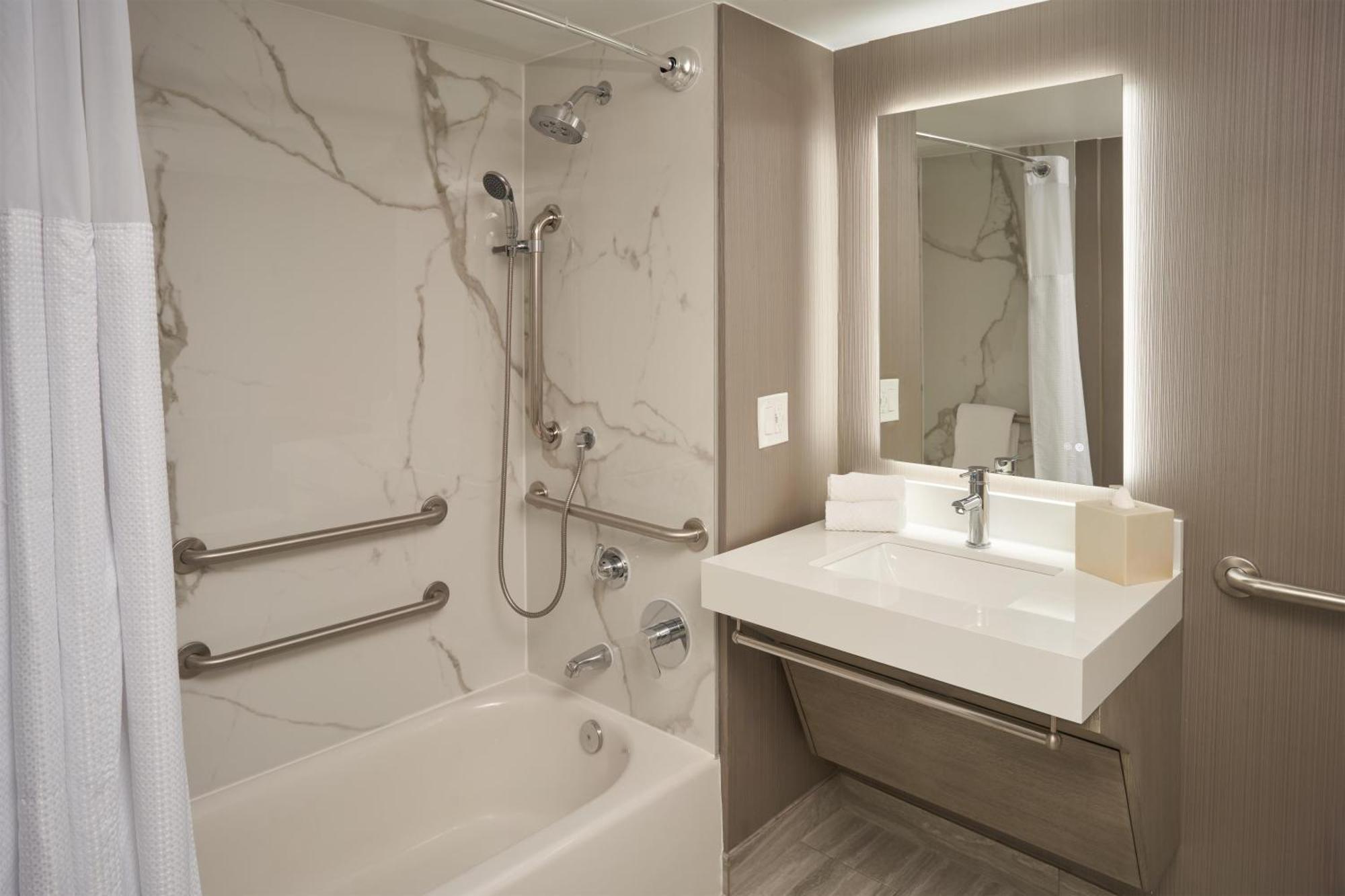 Queen Room Two Queen Beds Bath Tub Mobility Accessible