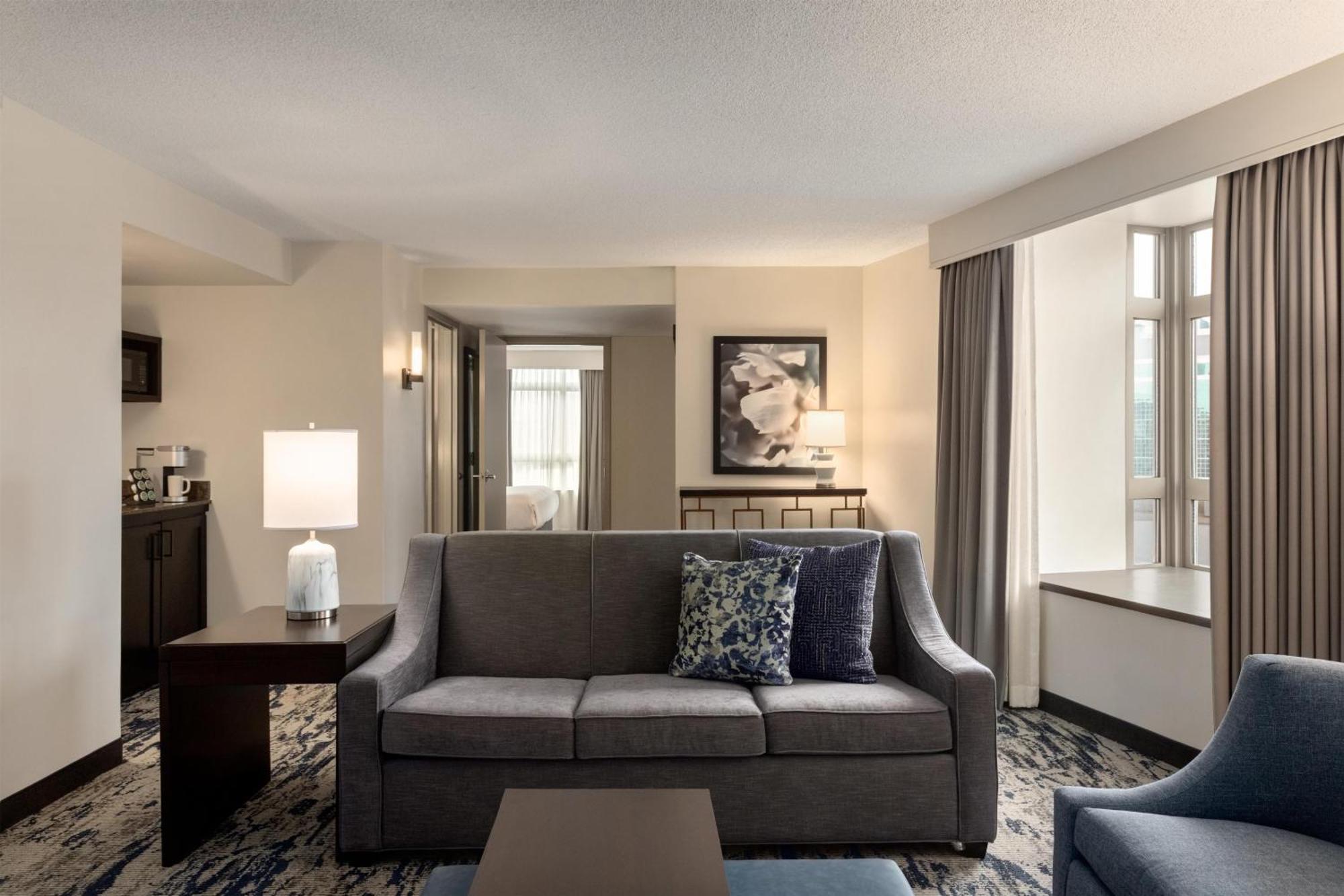 Corner King Suite Park View