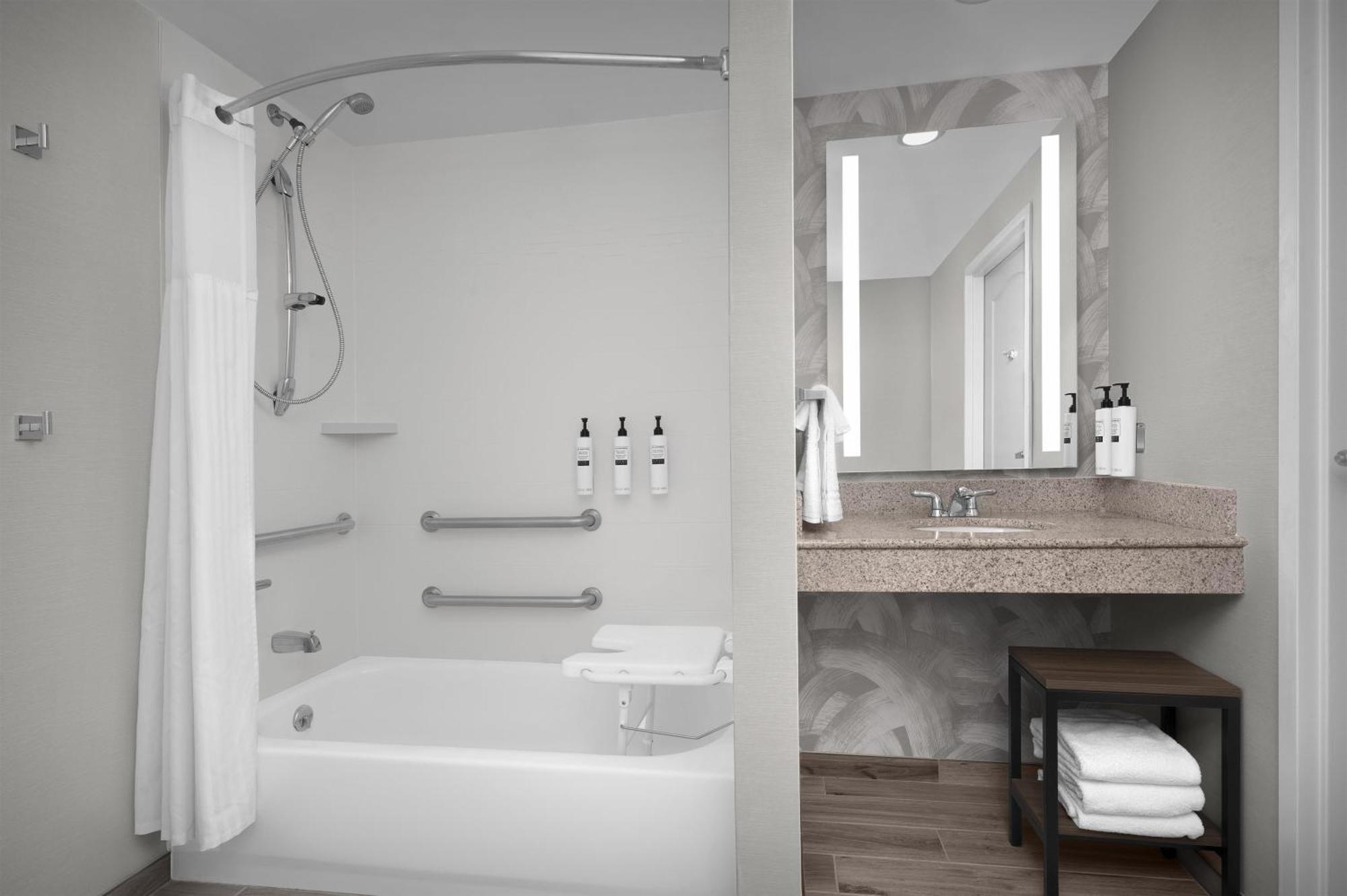 King Room Bath Tub Mobility Access