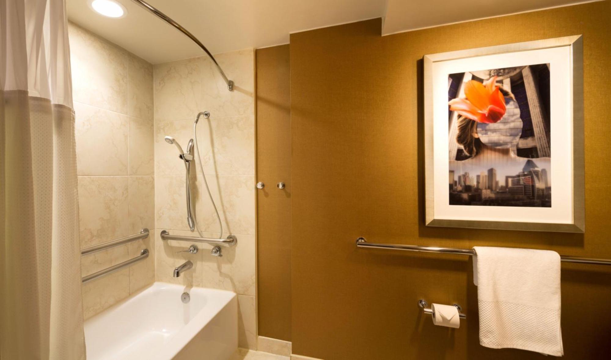 Queen Room Bath Tub Mobility Access or Non-Smoking