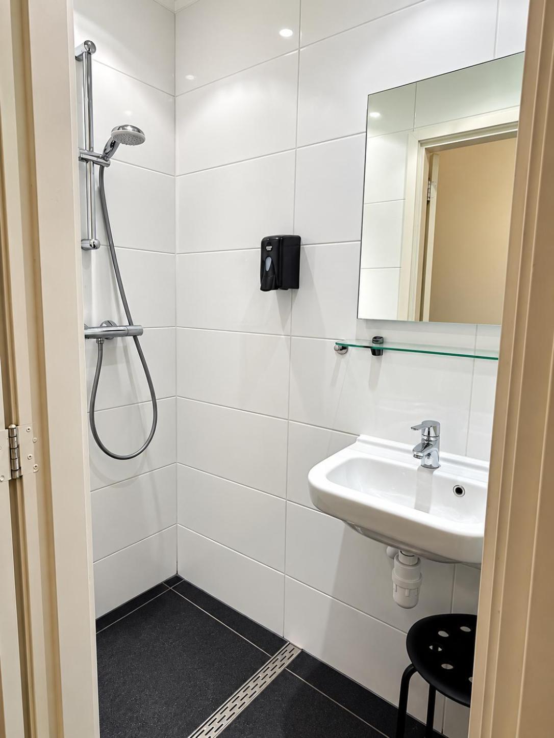 Twin Room Shower