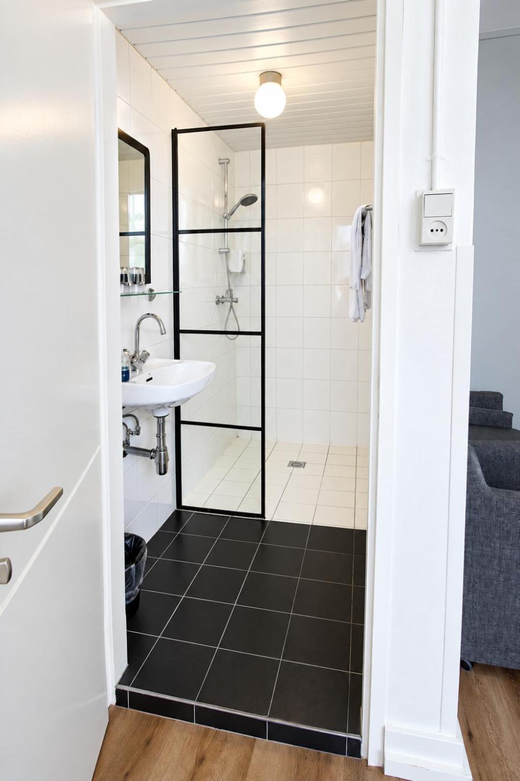 Twin Room Shower