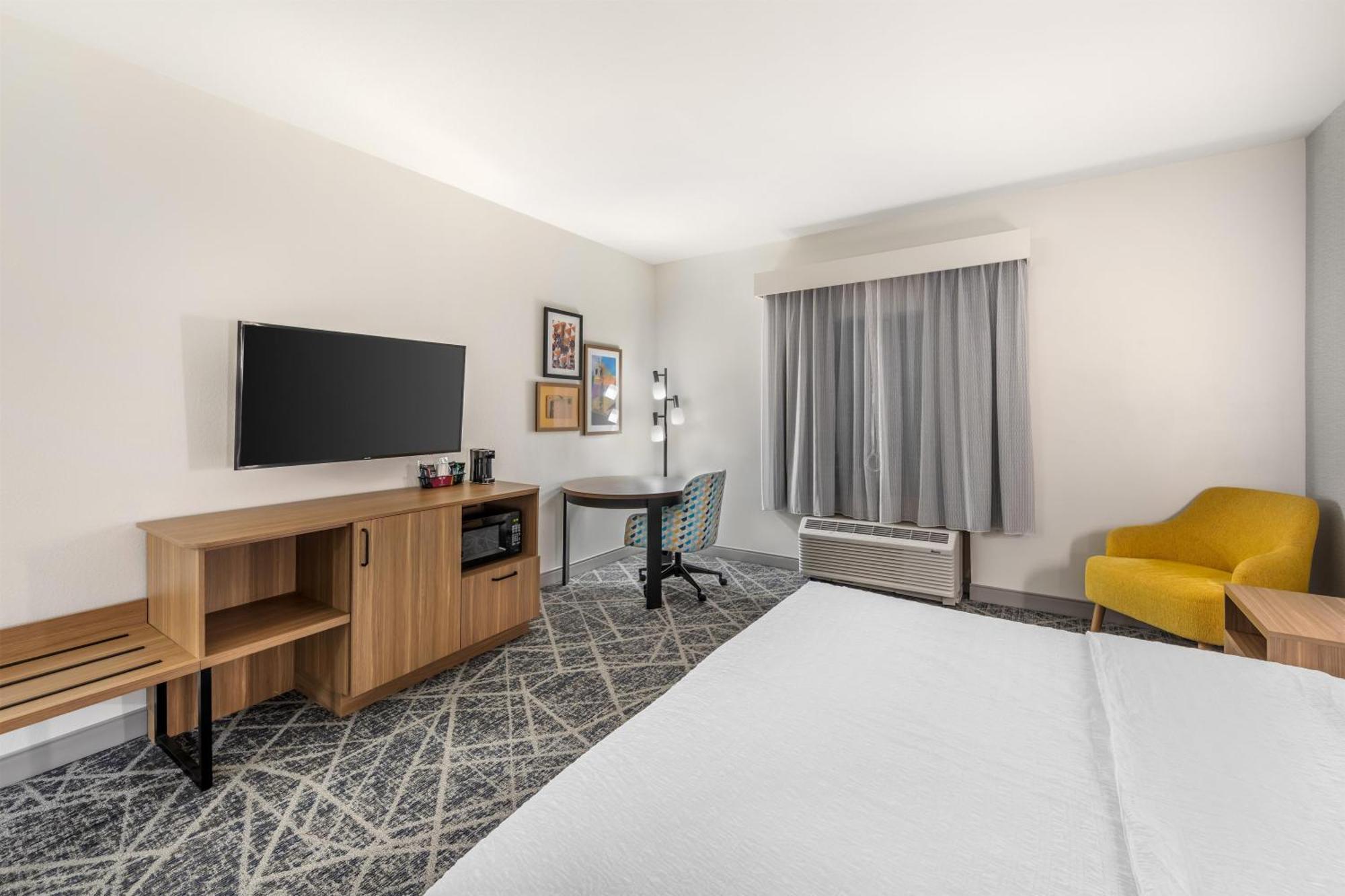 King Room Accessible Tub Mobility Hearing Access or Non-Smoking