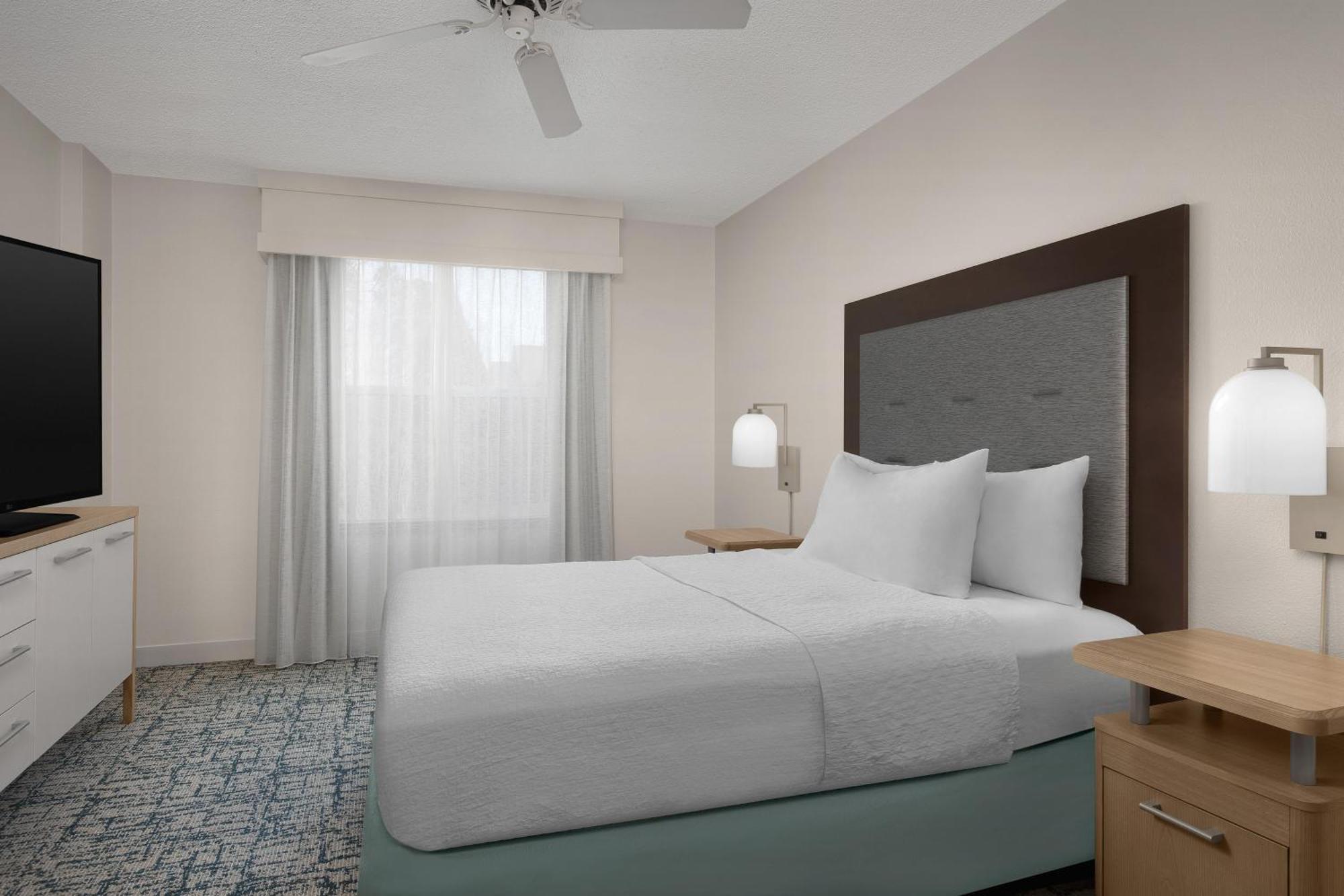 One-Bedroom Queen Suite Non-Smoking