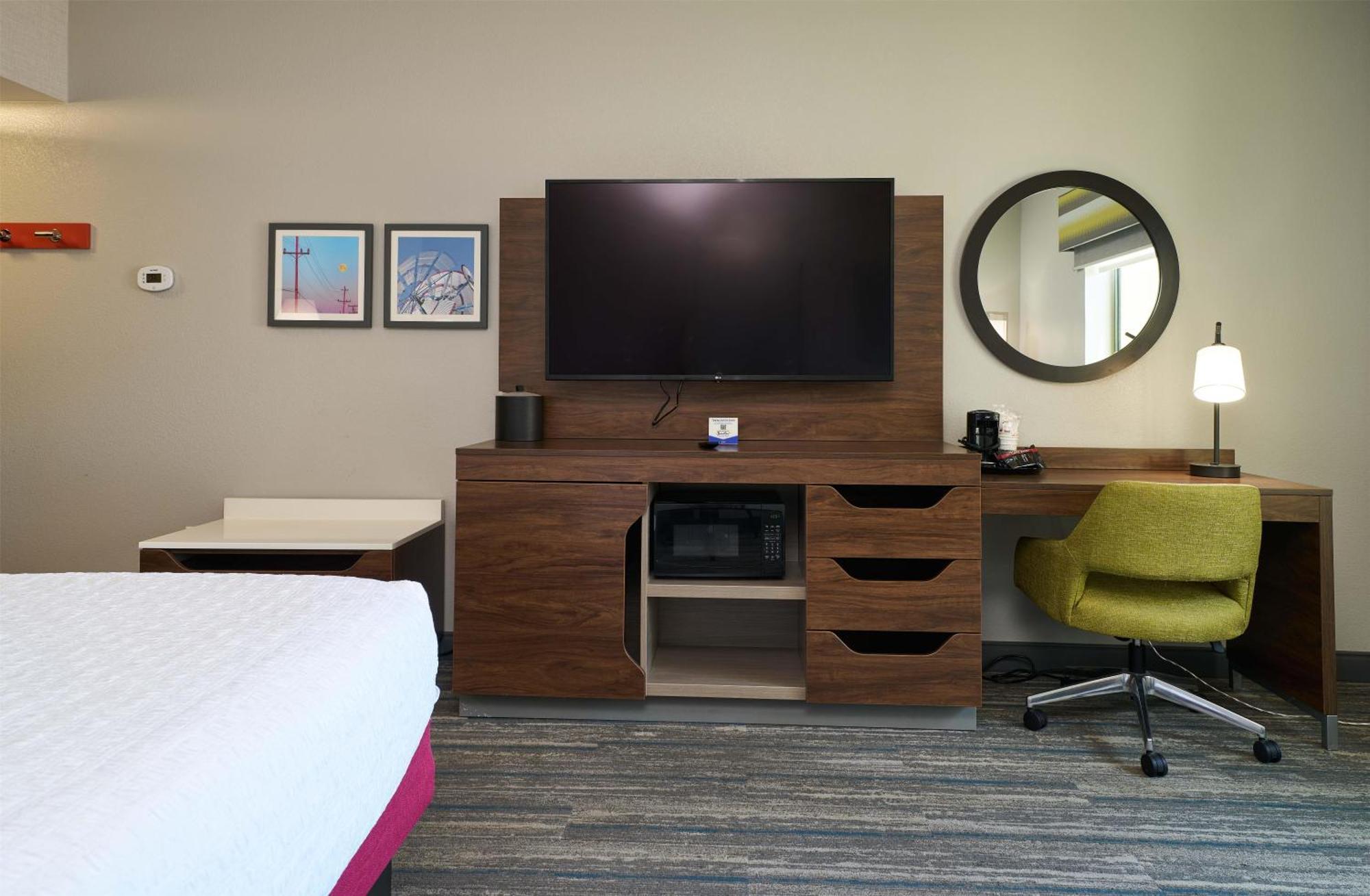 King Room Accessible Tub Mobility Hearing Access or Non-Smoking