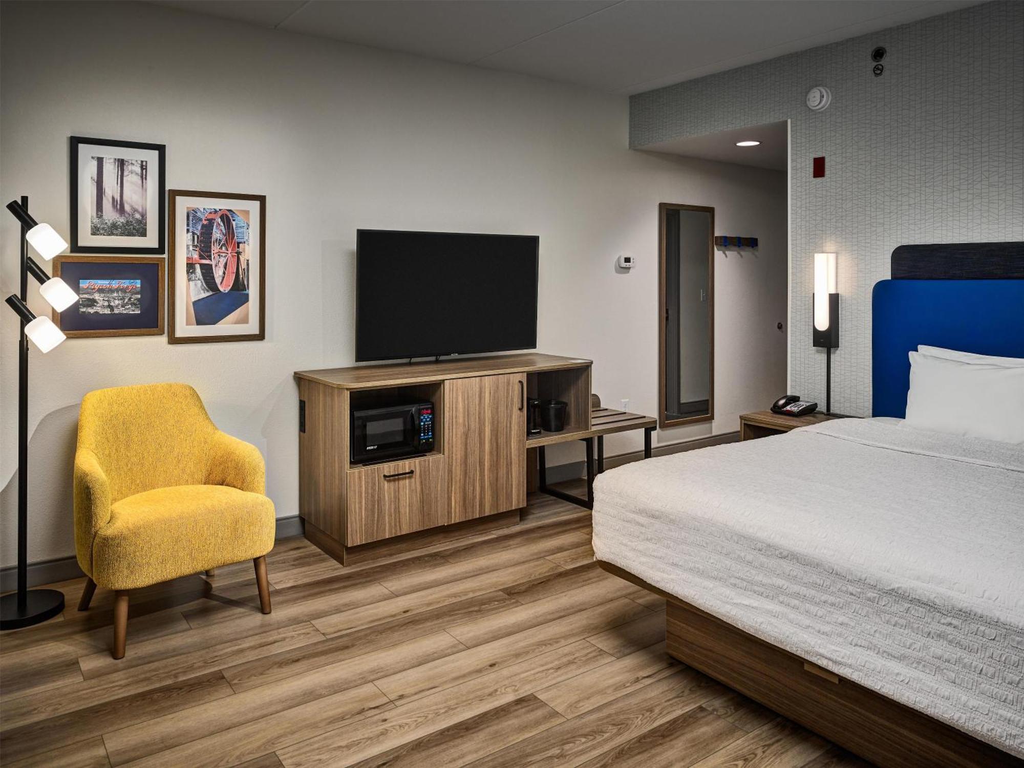King Room Accessible Tub Mobility Hearing Access or Non-Smoking